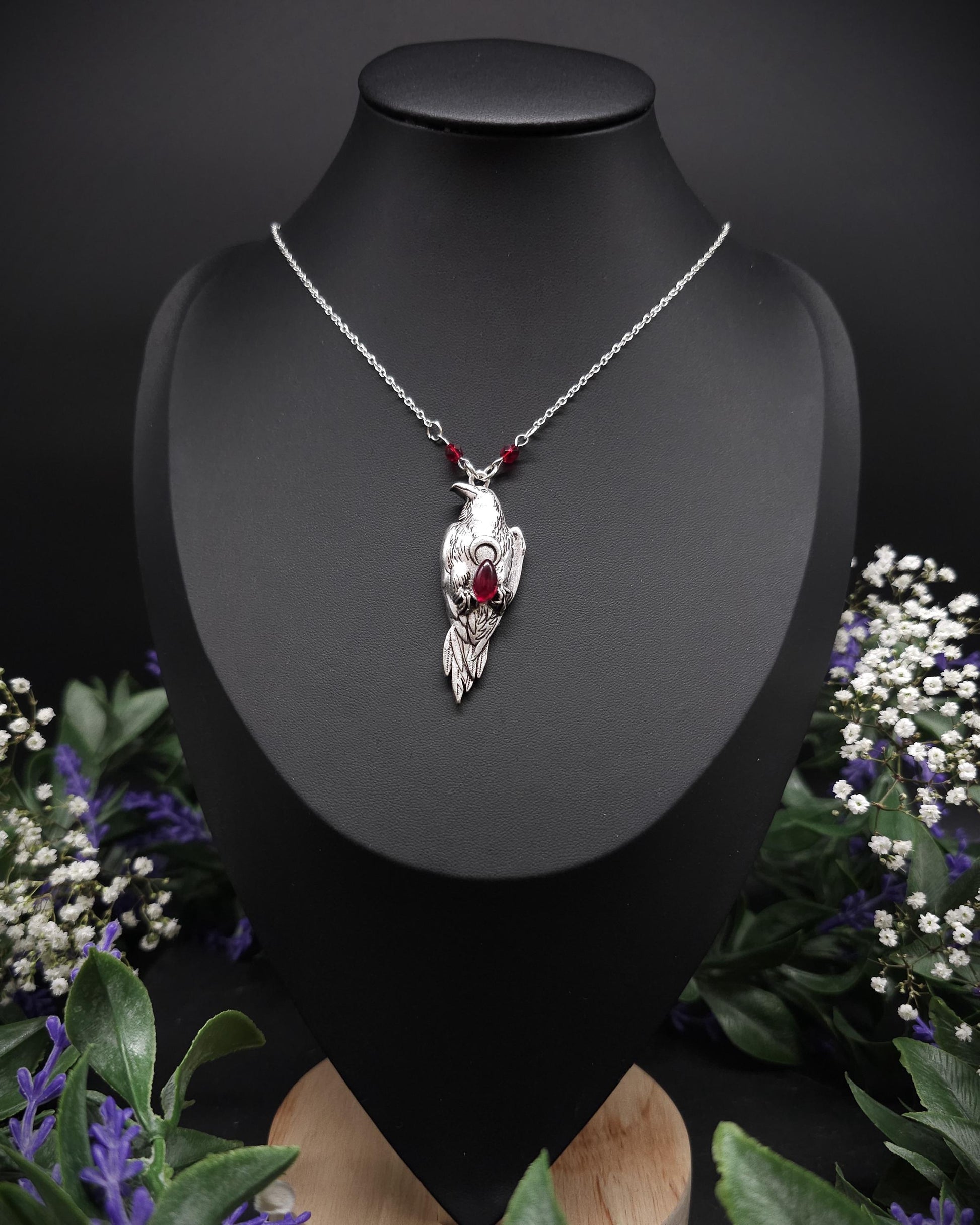 Krähen Halskette mit weinrotem Glasstein – Silberner Witchy / Pagan Schmuck - Gothic Collier