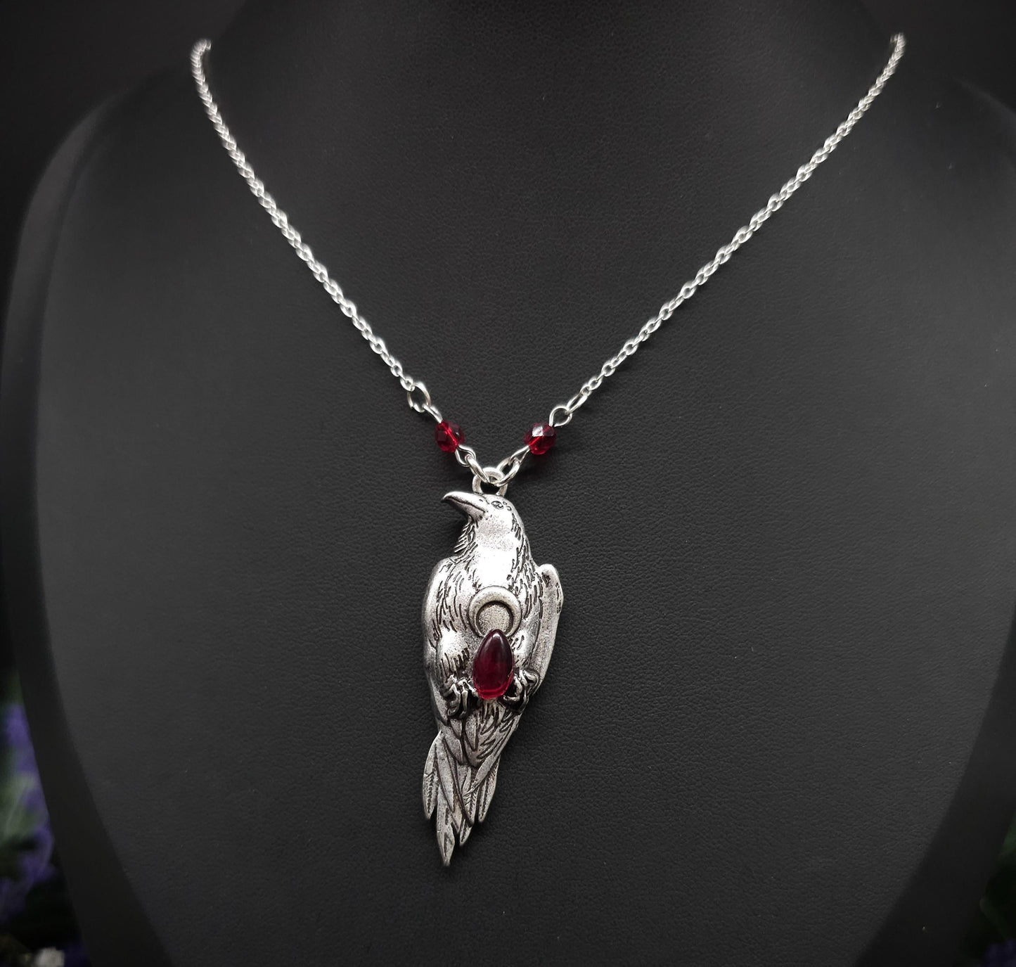 Krähen Halskette mit weinrotem Glasstein – Silberner Witchy / Pagan Schmuck - Gothic Collier