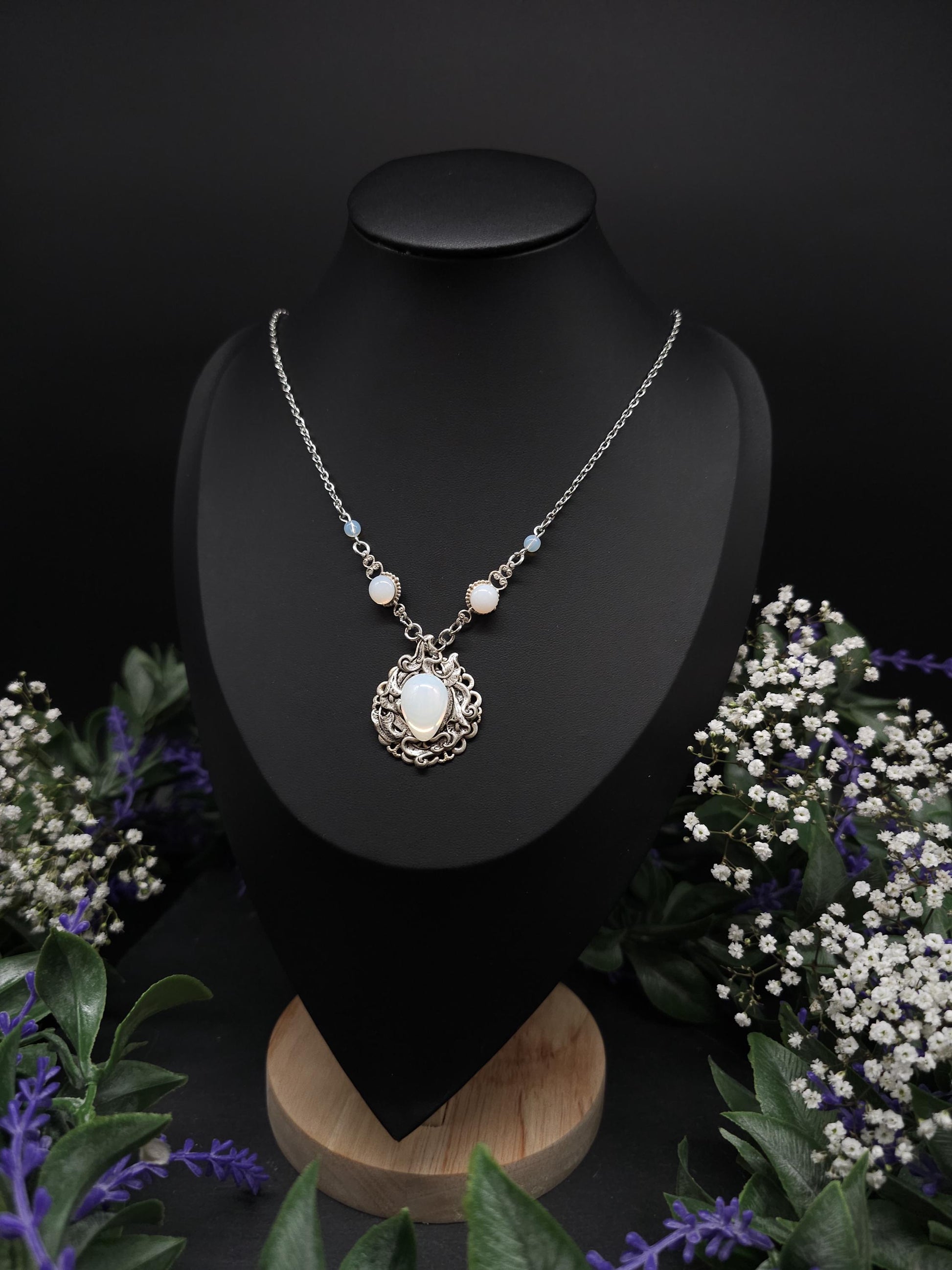 Opalith Collier – Jugendstil / Art Nouveau Halskette mit Tropfenanhänger - größenverstellbare Edelstahlkette, Braut- & Fantasy Schmuck