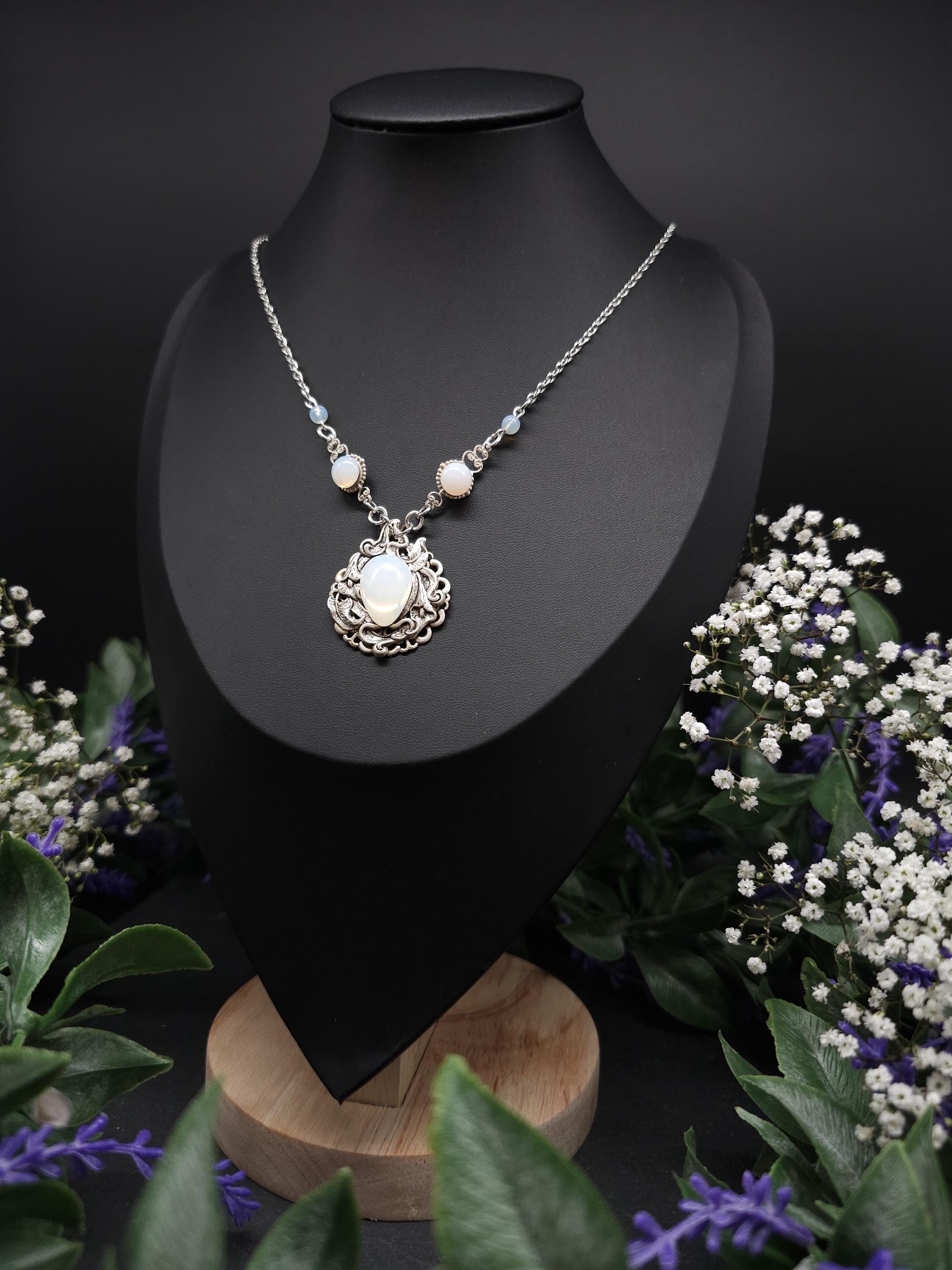 Opalith Collier – Jugendstil / Art Nouveau Halskette mit Tropfenanhänger - größenverstellbare Edelstahlkette, Braut- & Fantasy Schmuck