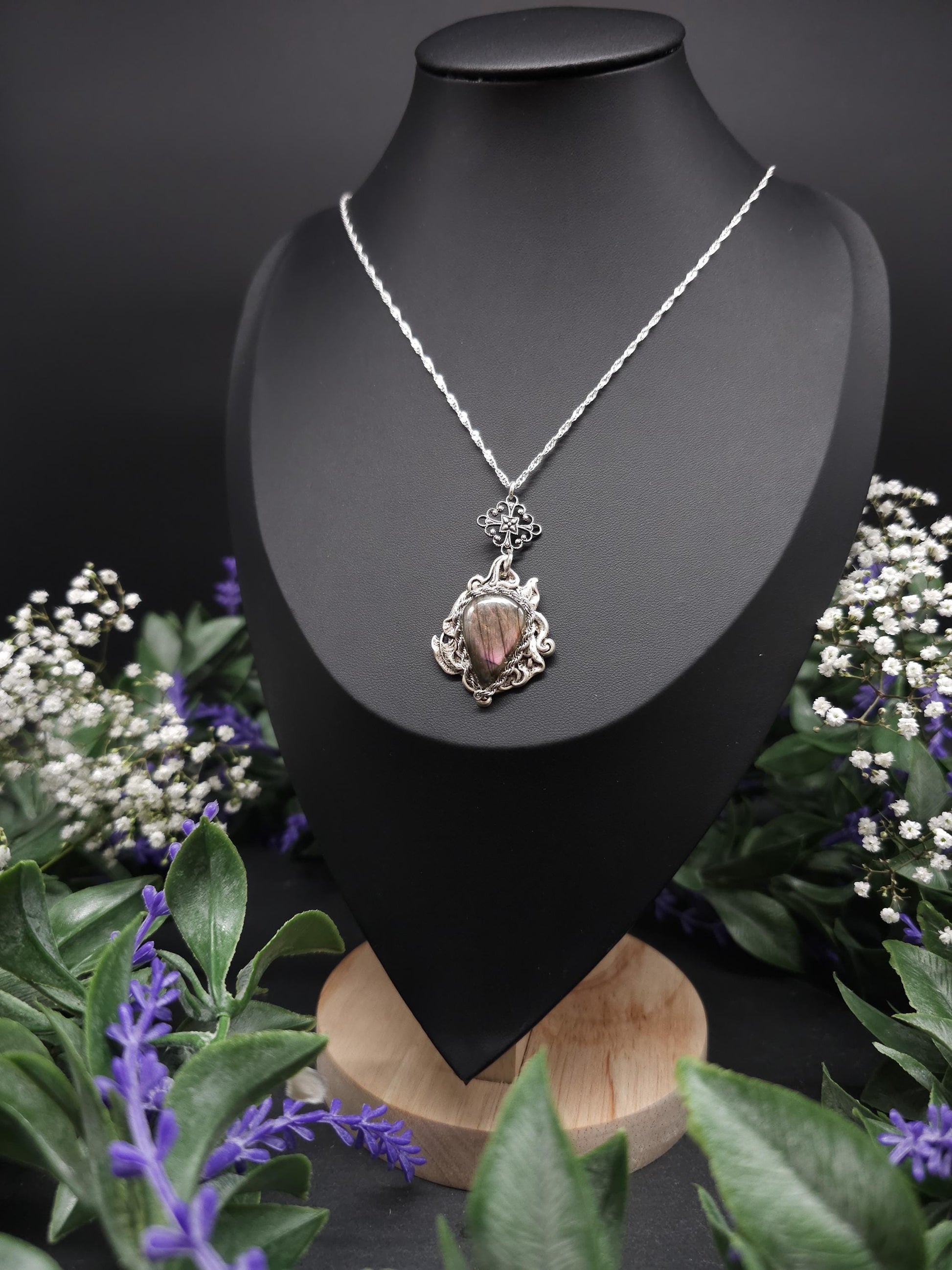 Jugendstil / Art Nouveau Collier - 925er Sterlingsilberkette - Seltener Lila Labradorit – größenverstellbar - eleganter Jugendstilanhänger