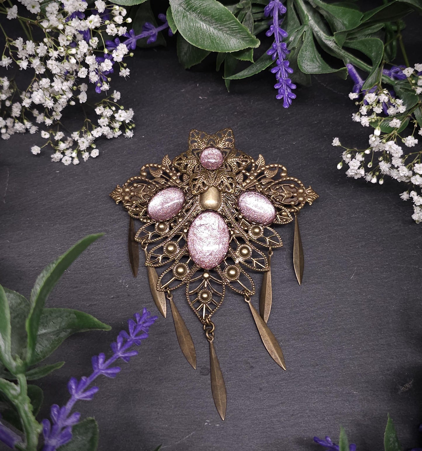 Bronze Haarspange im Schmetterlingsdesign – Rosa handbemalte Glassteine mit baumelnden Anhängern - Vintage Fantasy Haarschmuck