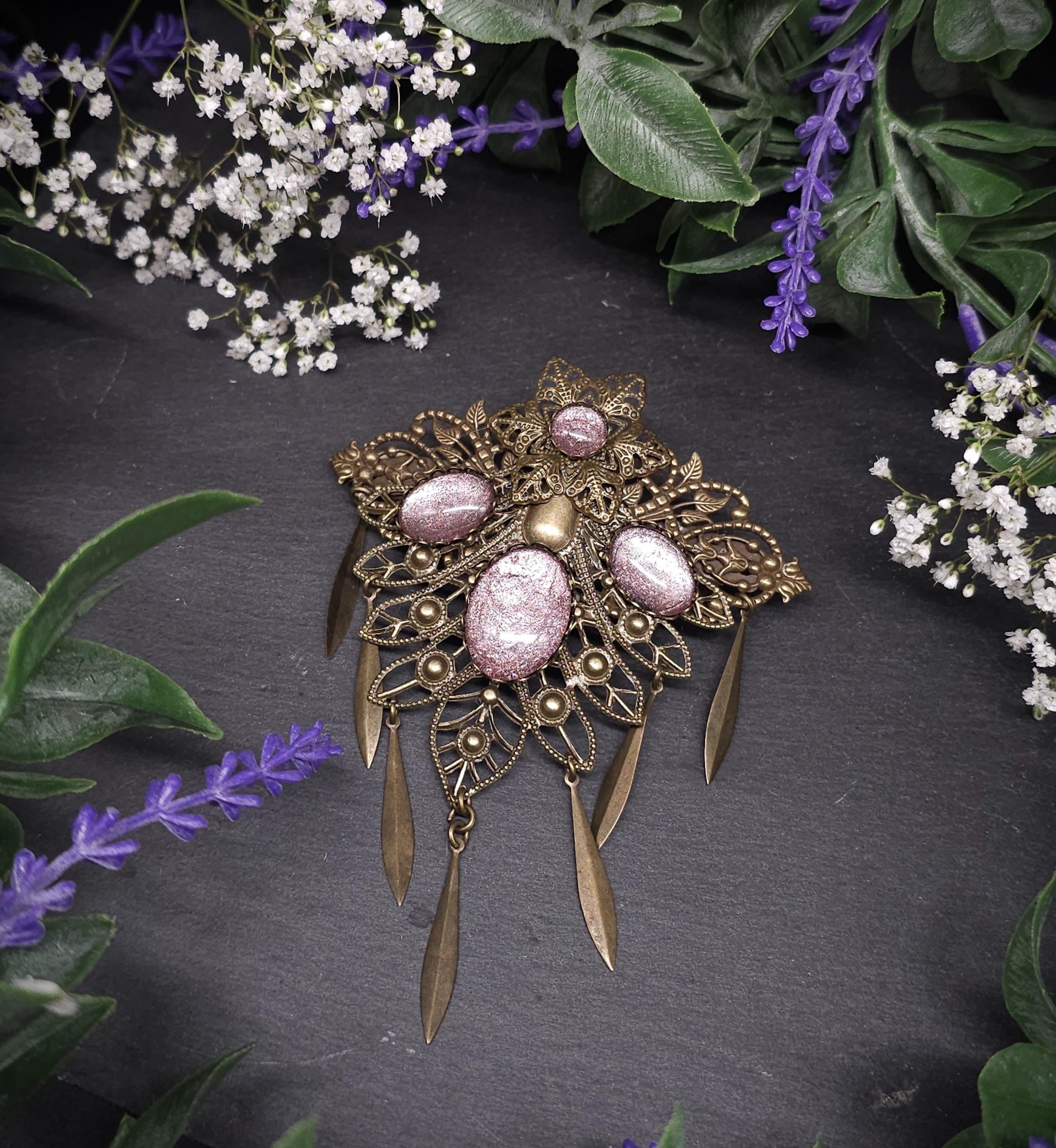 Bronze Haarspange im Schmetterlingsdesign – Rosa handbemalte Glassteine mit baumelnden Anhängern - Vintage Fantasy Haarschmuck