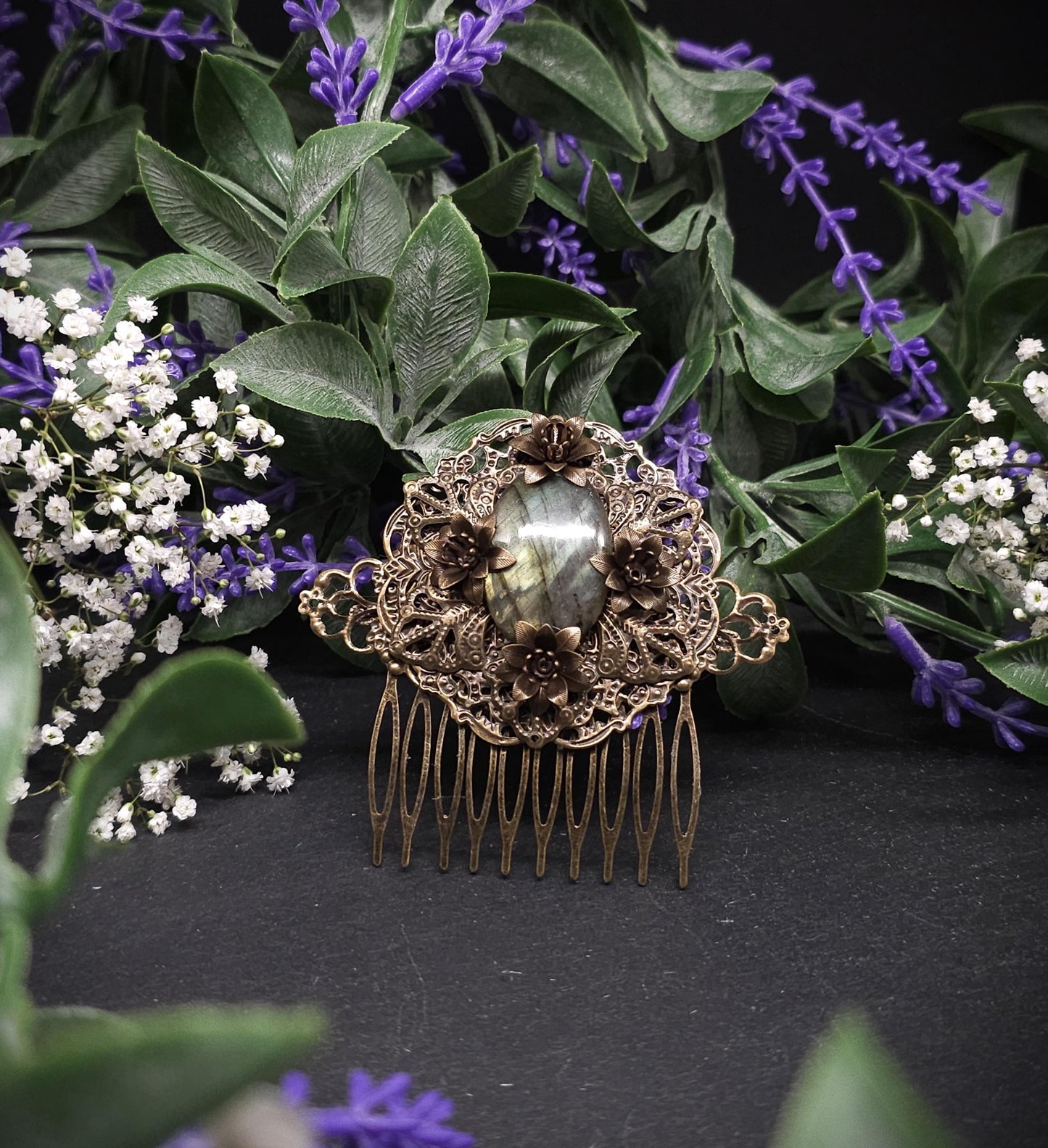 Bronzener Haarkamm mit grünem Labradorit und Blumen – Vintage Fantasy Haaraccessoire