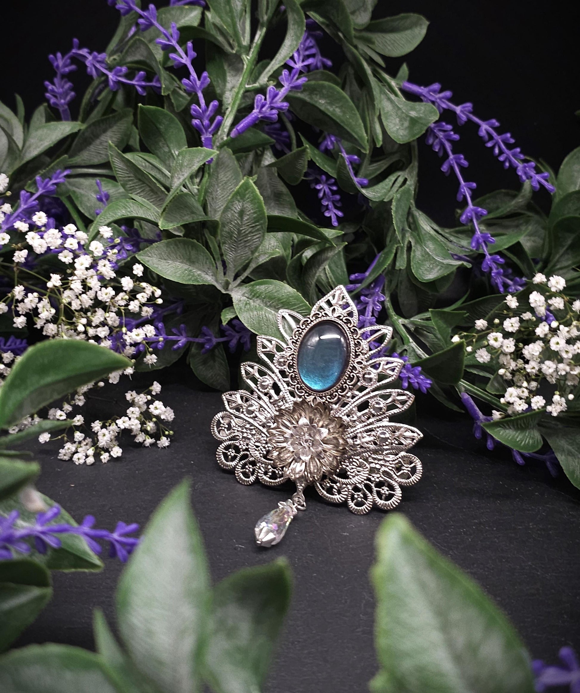 Haarspange für Brautfrisur ~ Vintage Fantasy Haarclip ~ Blauer Glascabochon und Blüten