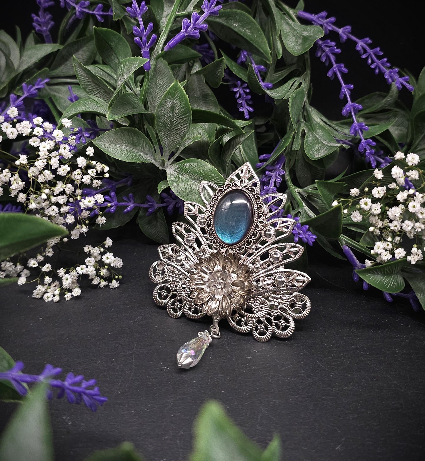 Haarspange für Brautfrisur ~ Vintage Fantasy Haarclip ~ Blauer Glascabochon und Blüten