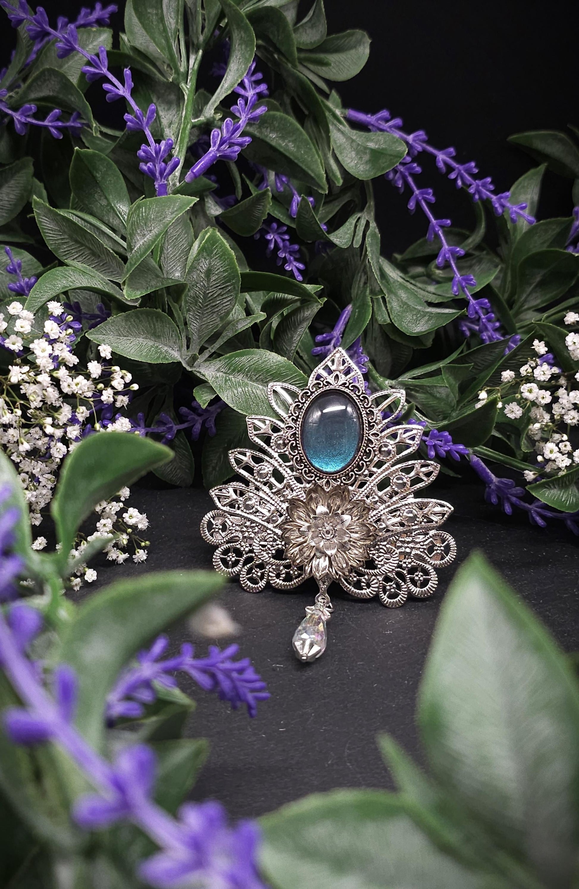 Haarspange für Brautfrisur ~ Vintage Fantasy Haarclip ~ Blauer Glascabochon und Blüten