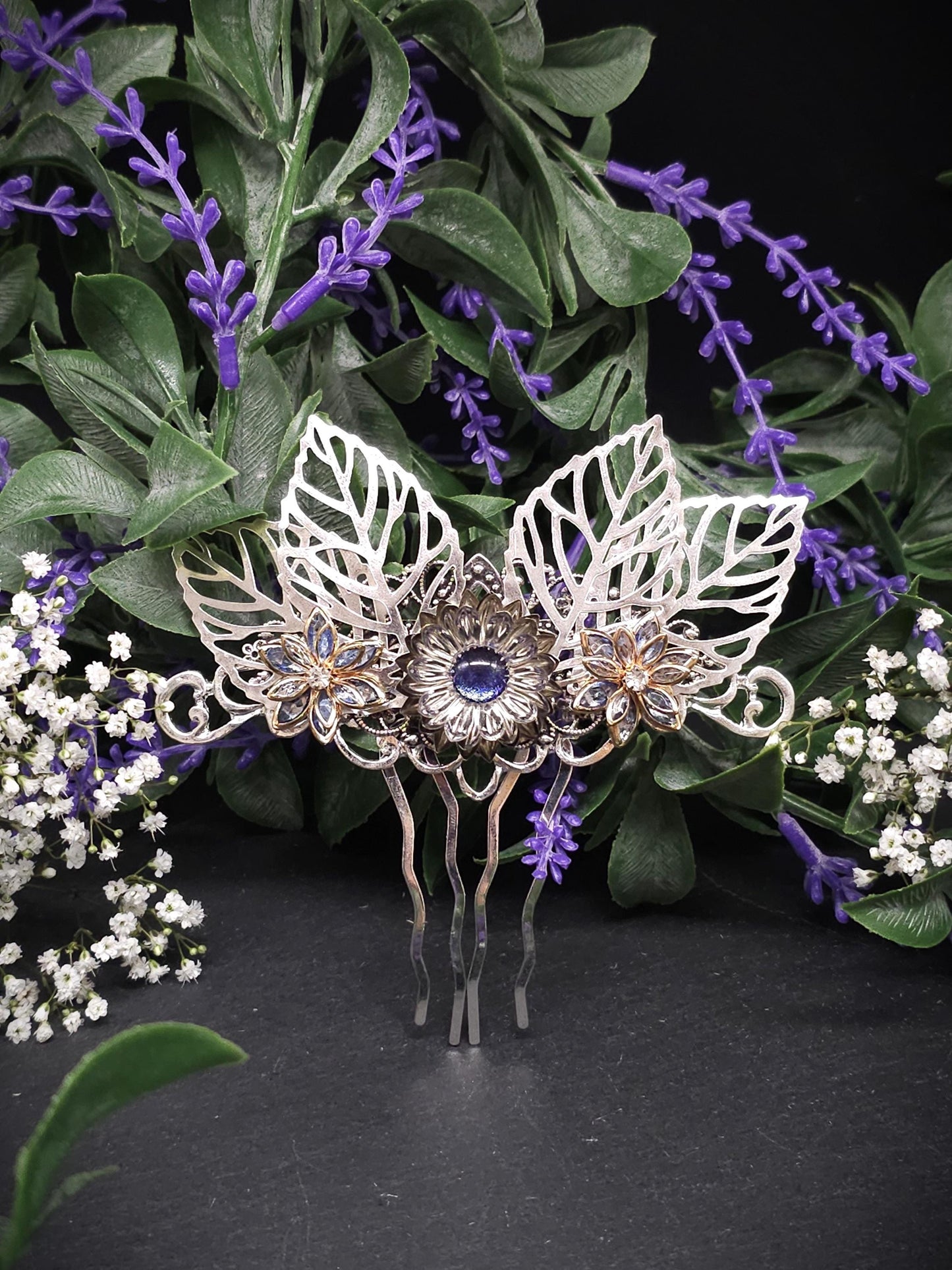 Filigraner Haarkamm mit Blättern ~ gold-blaue Kristallblüten ~ Accessoire für Brautfrisuren, LARP, Gothic ~ Fantasy und Elfen-Haarschmuck
