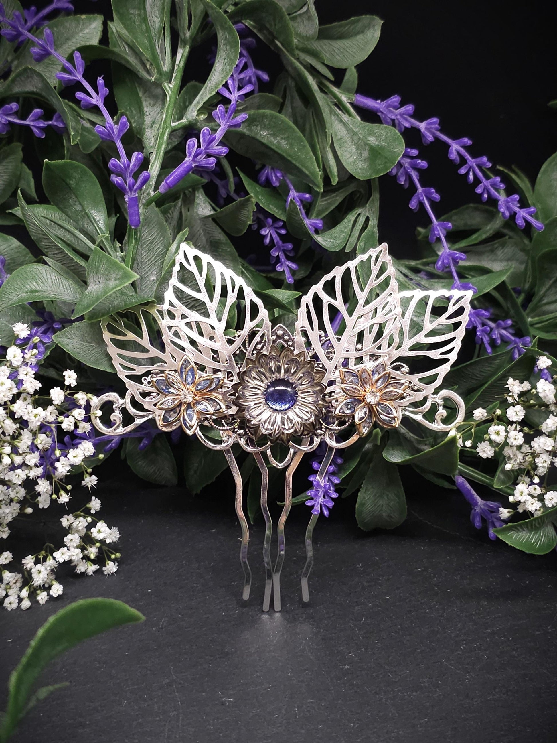 Filigraner Haarkamm mit Blättern ~ gold-blaue Kristallblüten ~ Accessoire für Brautfrisuren, LARP, Gothic ~ Fantasy und Elfen-Haarschmuck