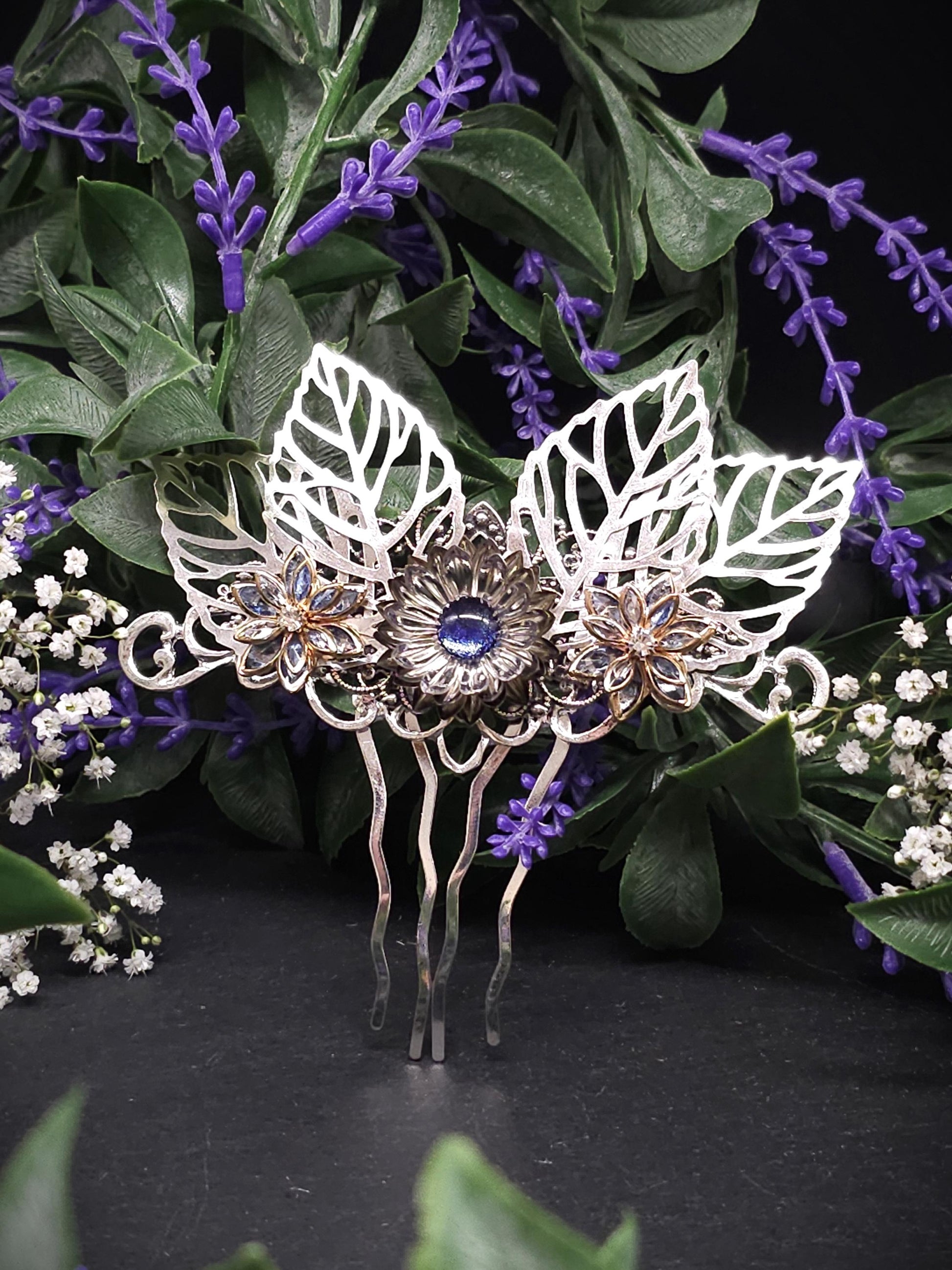 Filigraner Haarkamm mit Blättern ~ gold-blaue Kristallblüten ~ Accessoire für Brautfrisuren, LARP, Gothic ~ Fantasy und Elfen-Haarschmuck