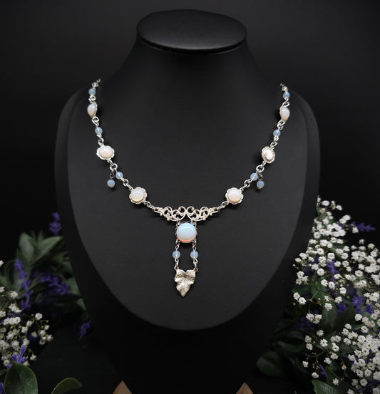 Opalith Collier mit Blattanhänger – Jugendstil / Art Nouveau Halskette, größenverstellbar, romantischer Braut- & Fantasy Schmuck
