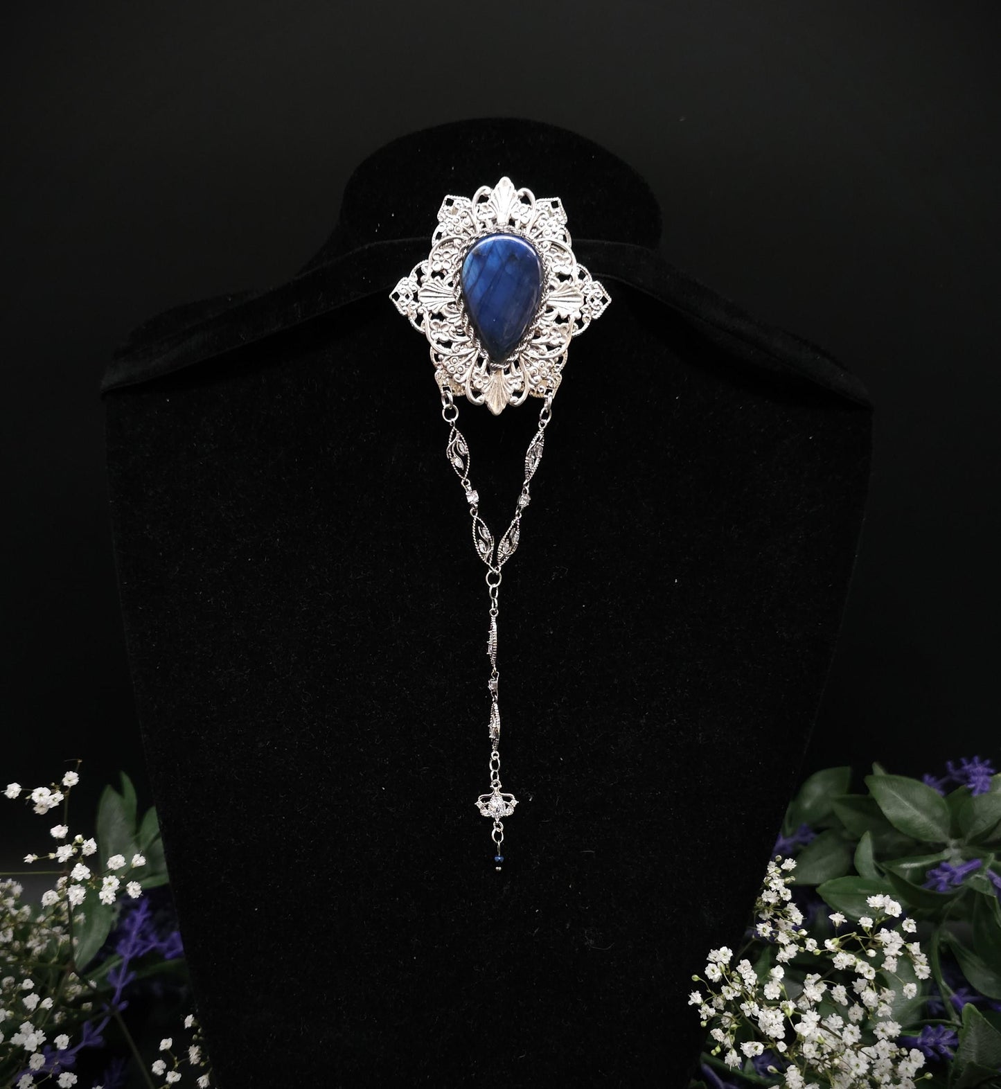 Silberne Labradorit Brosche ~ Art Nouveau / Jugendstil Design ~ handgefertigtes Unikat ~ Tragbar zu Fantasy - und Mittelalterkleidern