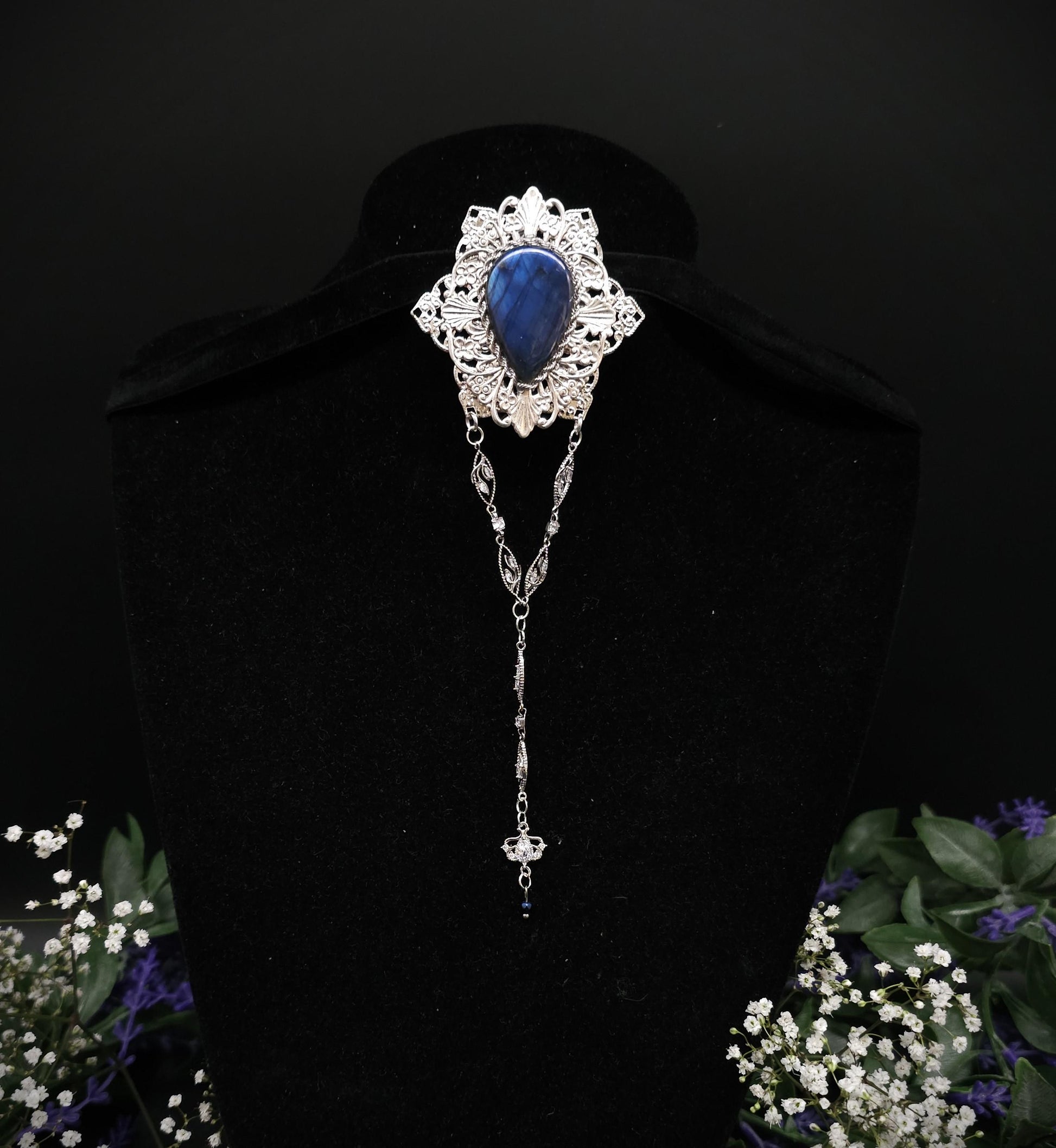 Silberne Labradorit Brosche ~ Art Nouveau / Jugendstil Design ~ handgefertigtes Unikat ~ Tragbar zu Fantasy - und Mittelalterkleidern