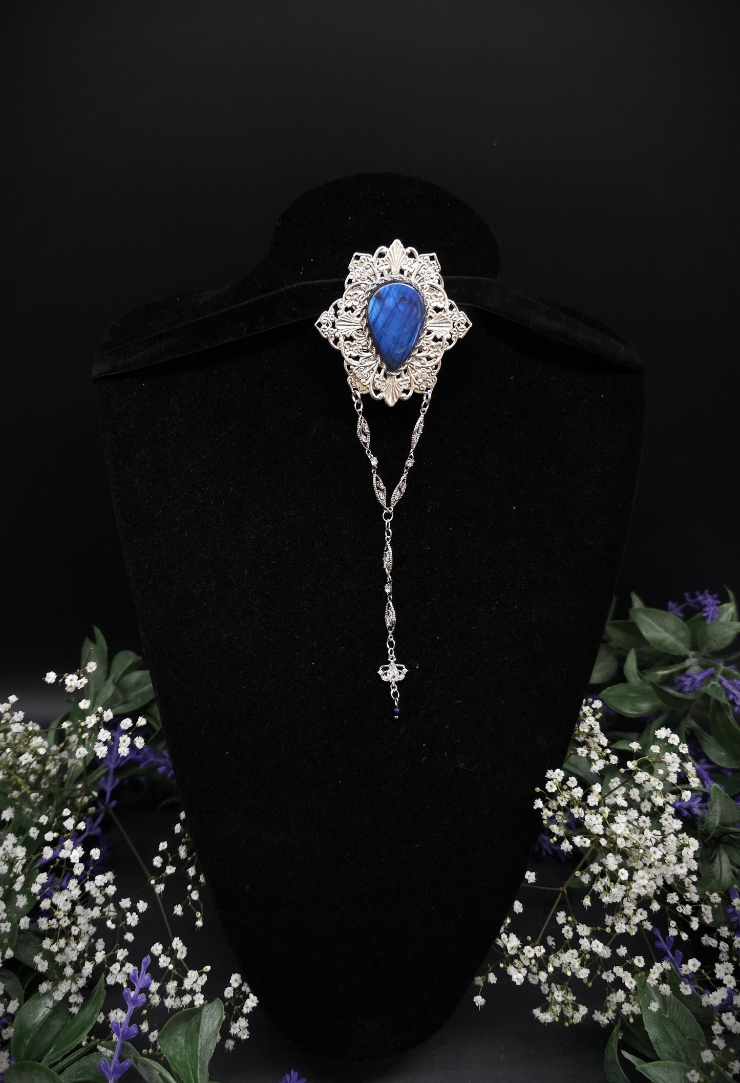 Silberne Labradorit Brosche ~ Art Nouveau / Jugendstil Design ~ handgefertigtes Unikat ~ Tragbar zu Fantasy - und Mittelalterkleidern