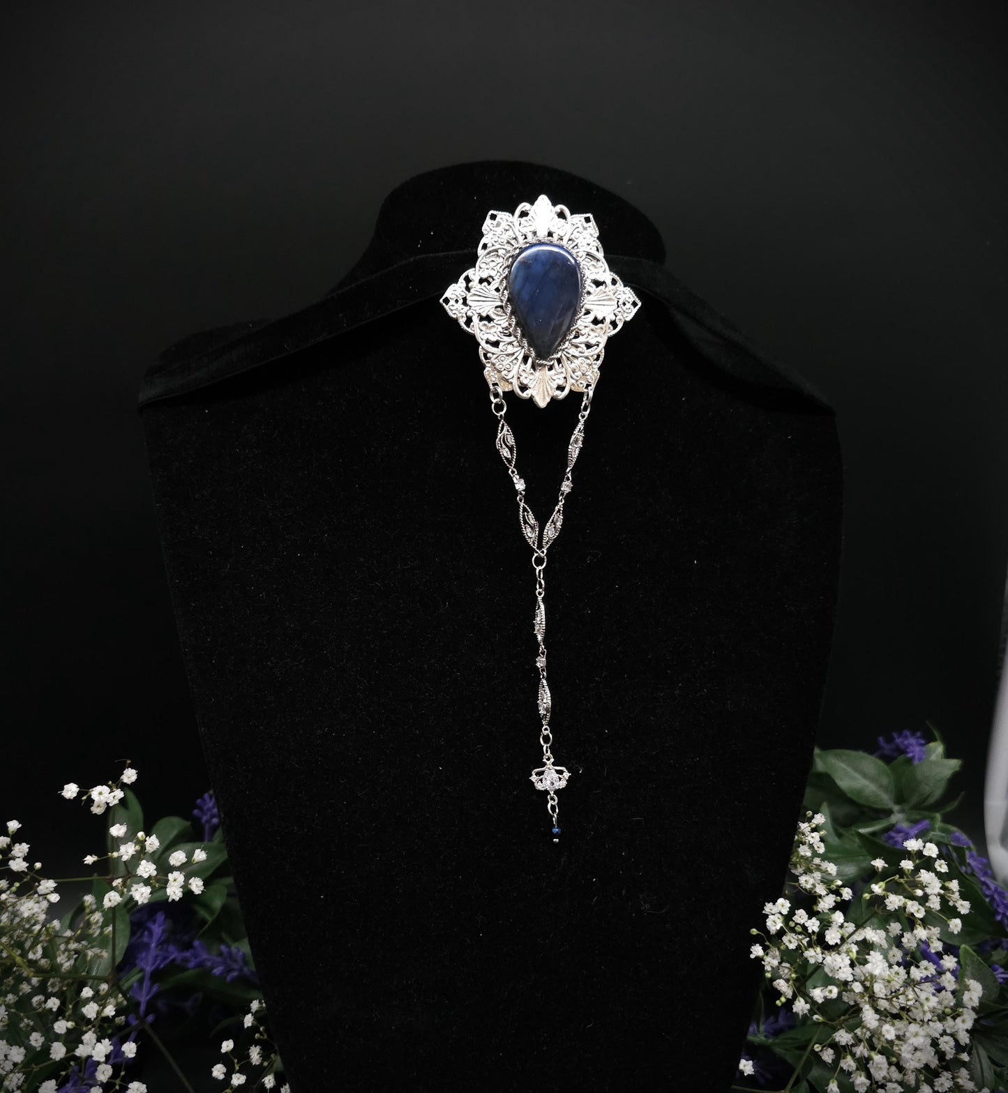 Silberne Labradorit Brosche ~ Art Nouveau / Jugendstil Design ~ handgefertigtes Unikat ~ Tragbar zu Fantasy - und Mittelalterkleidern