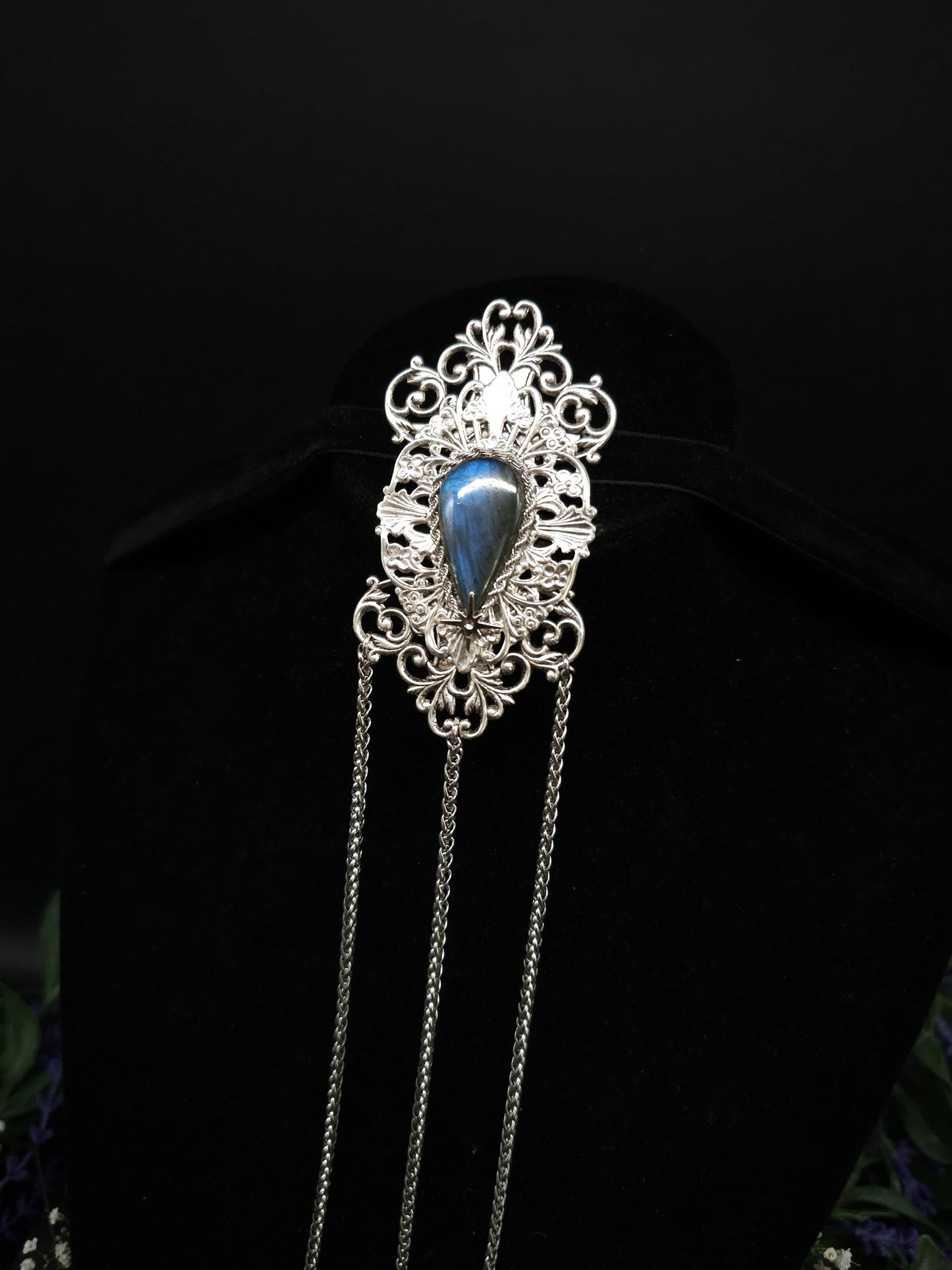 Art Nouveau Brosche mit Tropfen Labradorit ~ Dekorative Schalnadel ~Jugendstil Pin ~ Accessoire für Mittelalter, Fantasy, Gothic, Witchy