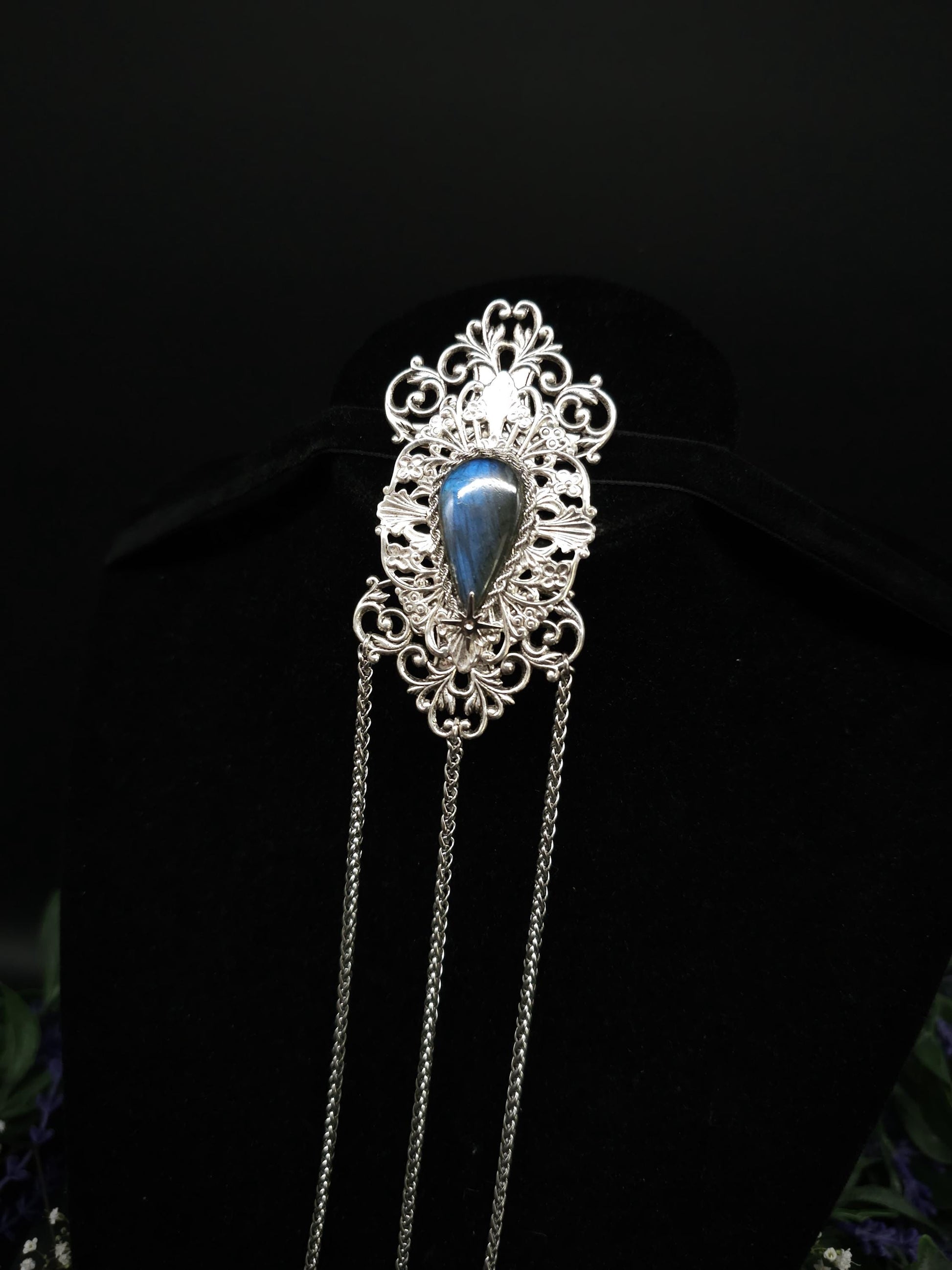 Art Nouveau Brosche mit Tropfen Labradorit ~ Dekorative Schalnadel ~Jugendstil Pin ~ Accessoire für Mittelalter, Fantasy, Gothic, Witchy