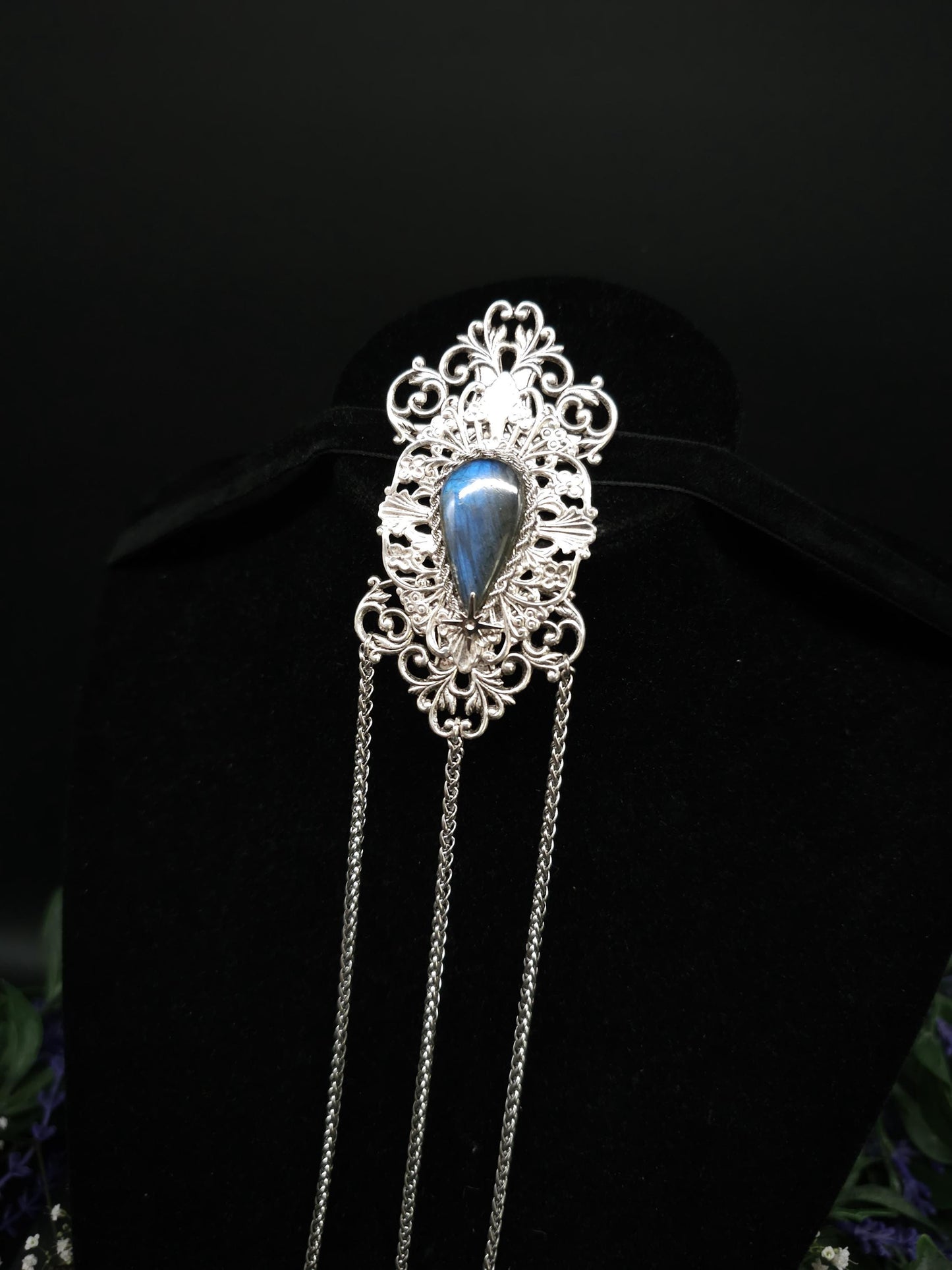 Art Nouveau Brosche mit Tropfen Labradorit ~ Dekorative Schalnadel ~Jugendstil Pin ~ Accessoire für Mittelalter, Fantasy, Gothic, Witchy