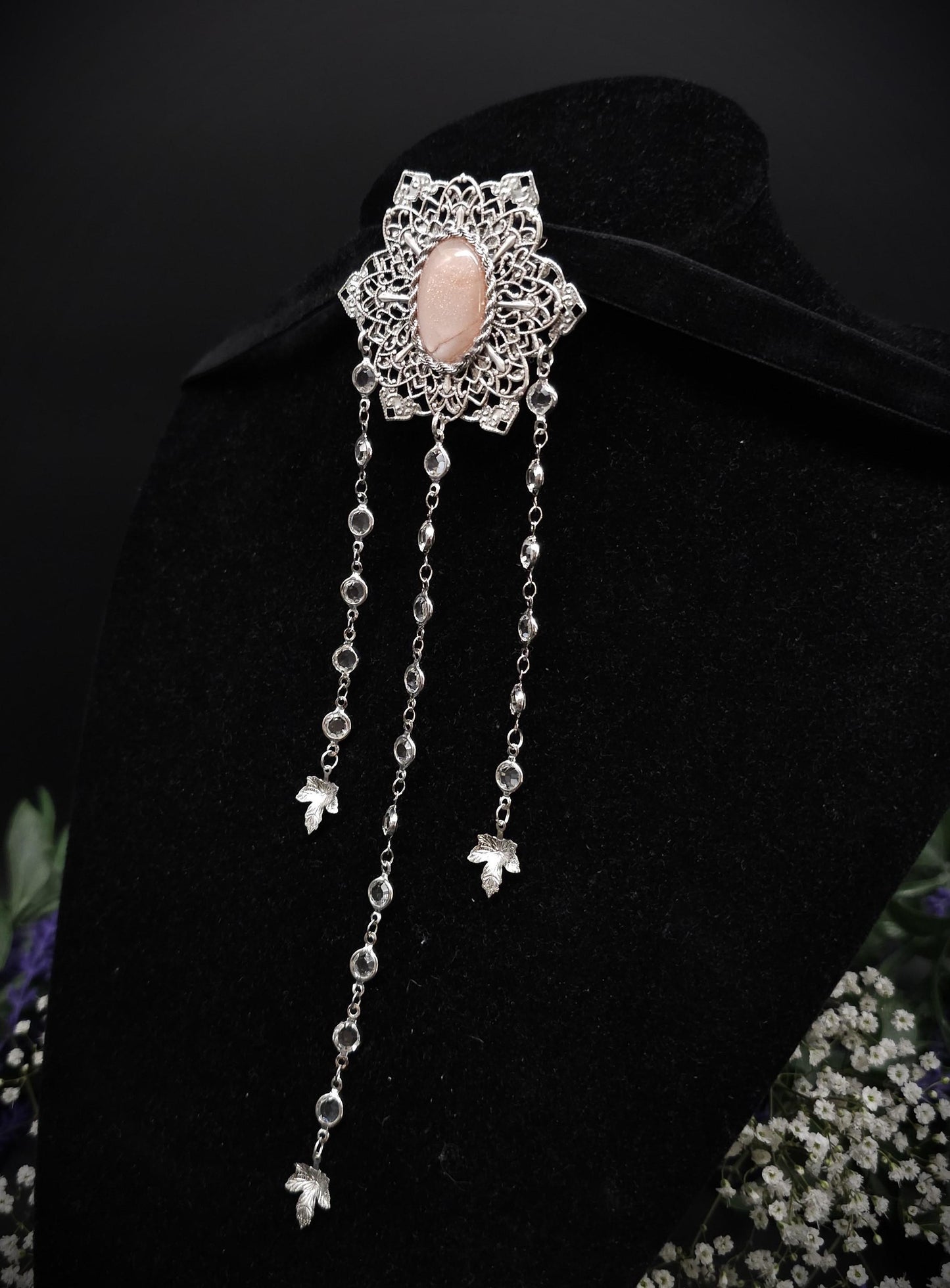 Pfirsich Mondstein Brosche ~ Art Nouveau /Jugendstil ~ Fantasy Brosche für Hochzeiten, Bräute, Gothic, Schaldekoration, Mittelalter und LARP