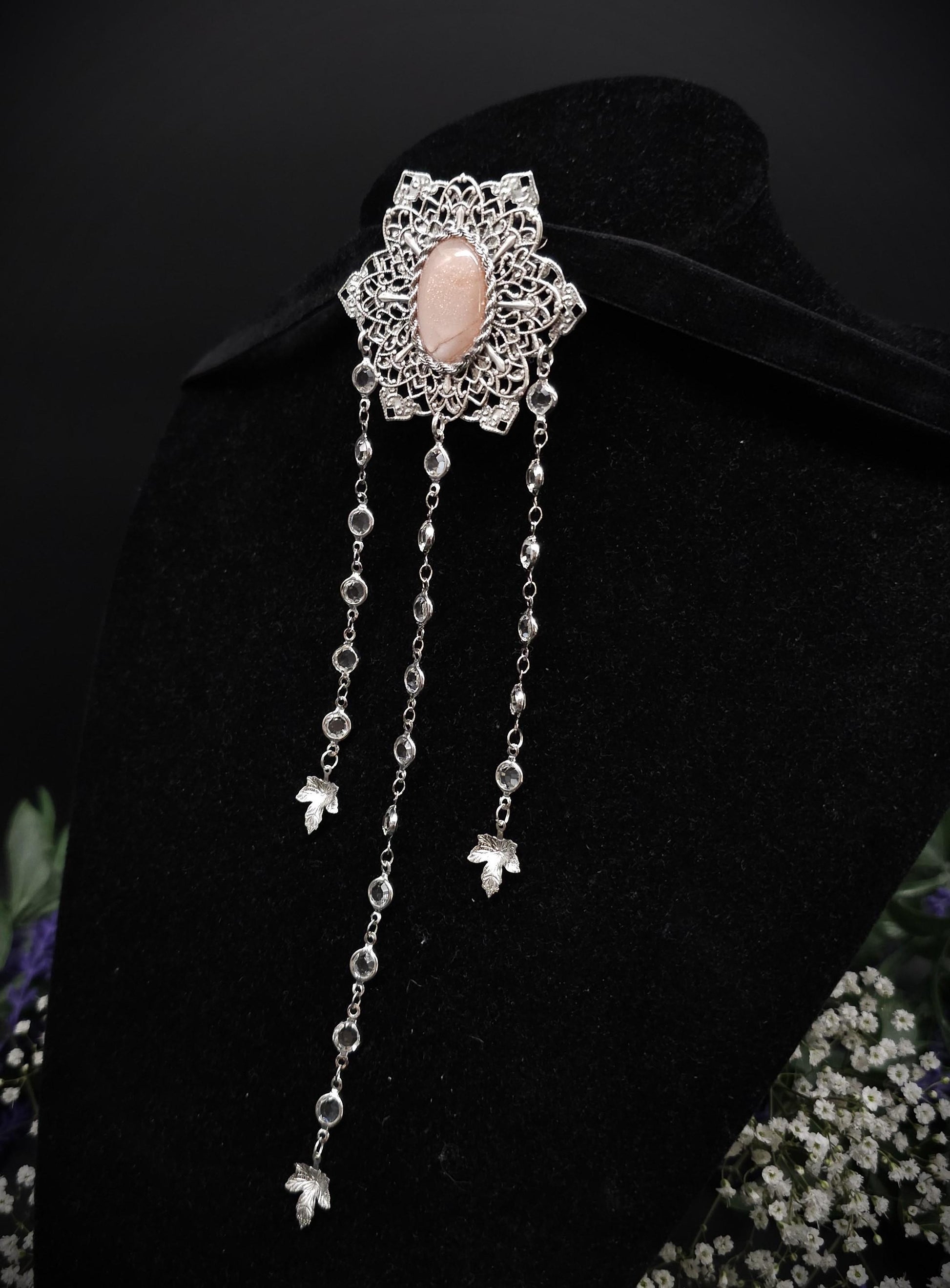 Pfirsich Mondstein Brosche ~ Art Nouveau /Jugendstil ~ Fantasy Brosche für Hochzeiten, Bräute, Gothic, Schaldekoration, Mittelalter und LARP