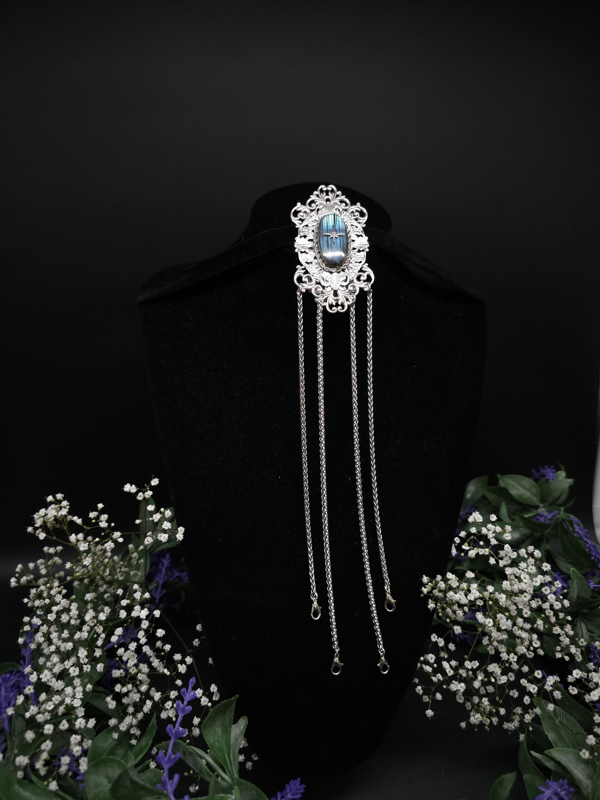 Chateleine im Stil des Art Nouveau, blauer Labradorit mit silbernen Zierteilen, Rock-Anhänger mit Gürtel-Clip