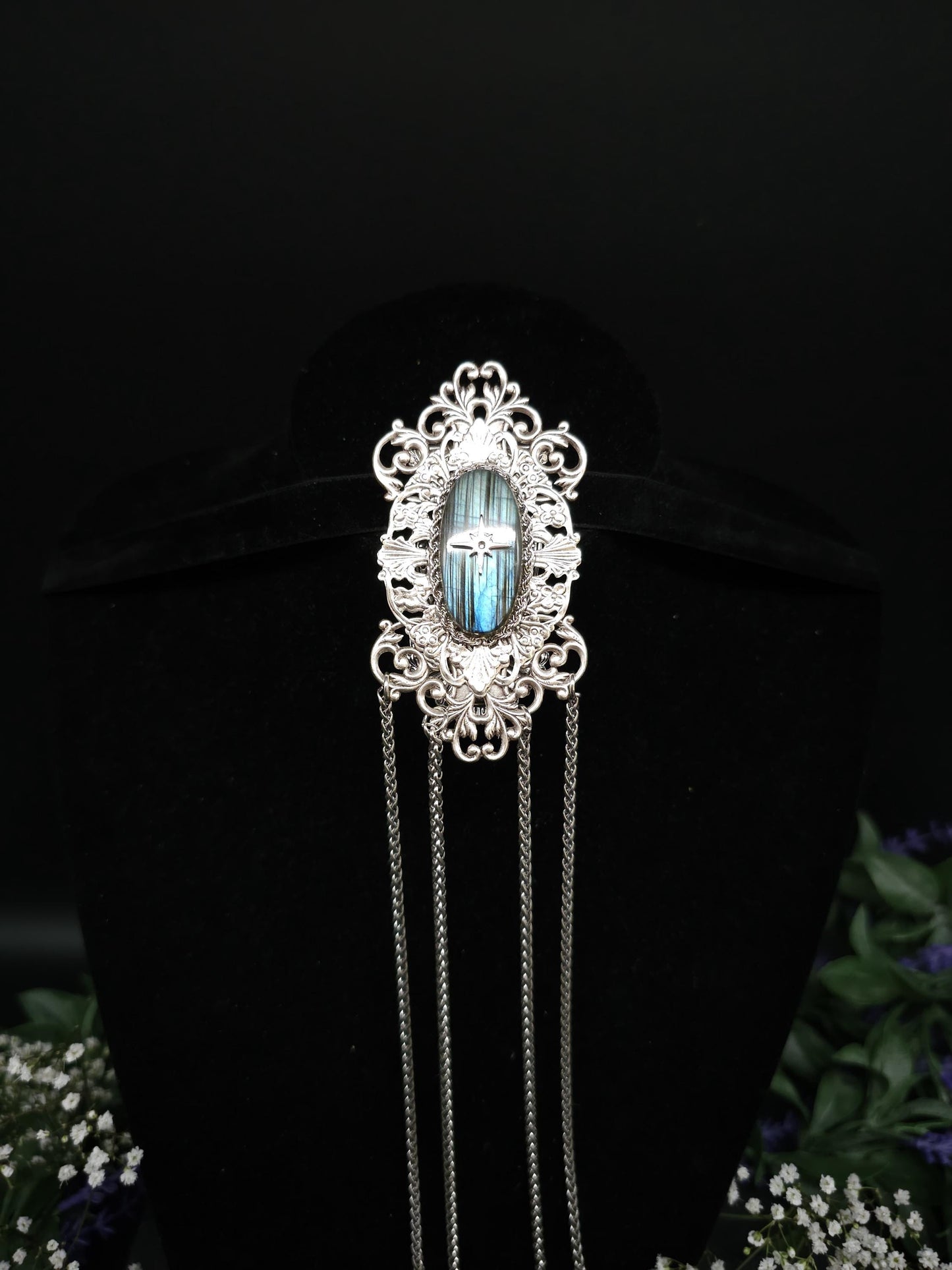 Chateleine im Stil des Art Nouveau, blauer Labradorit mit silbernen Zierteilen, Rock-Anhänger mit Gürtel-Clip