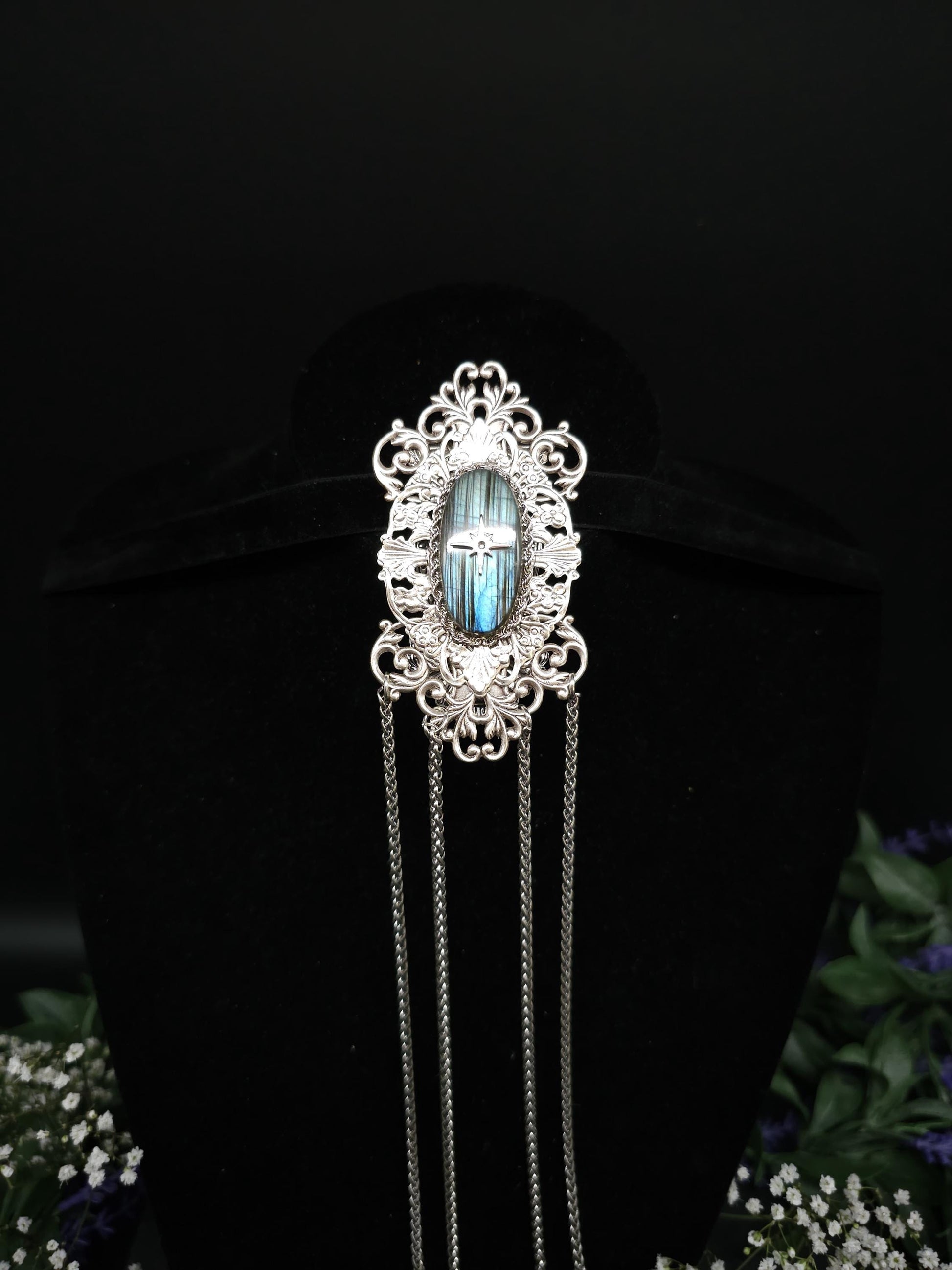 Chateleine im Stil des Art Nouveau, blauer Labradorit mit silbernen Zierteilen, Rock-Anhänger mit Gürtel-Clip