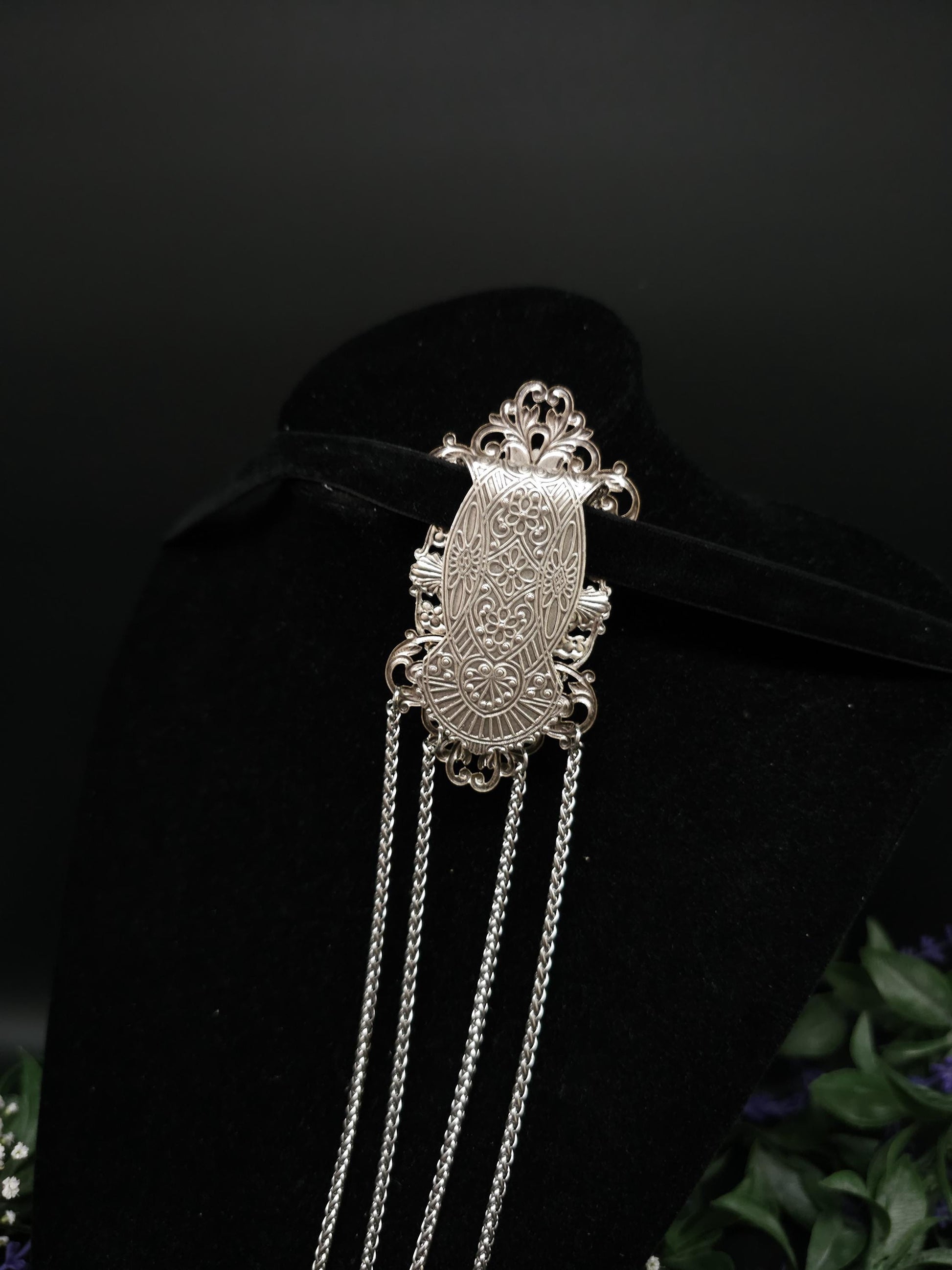 Chateleine im Stil des Art Nouveau, blauer Labradorit mit silbernen Zierteilen, Rock-Anhänger mit Gürtel-Clip