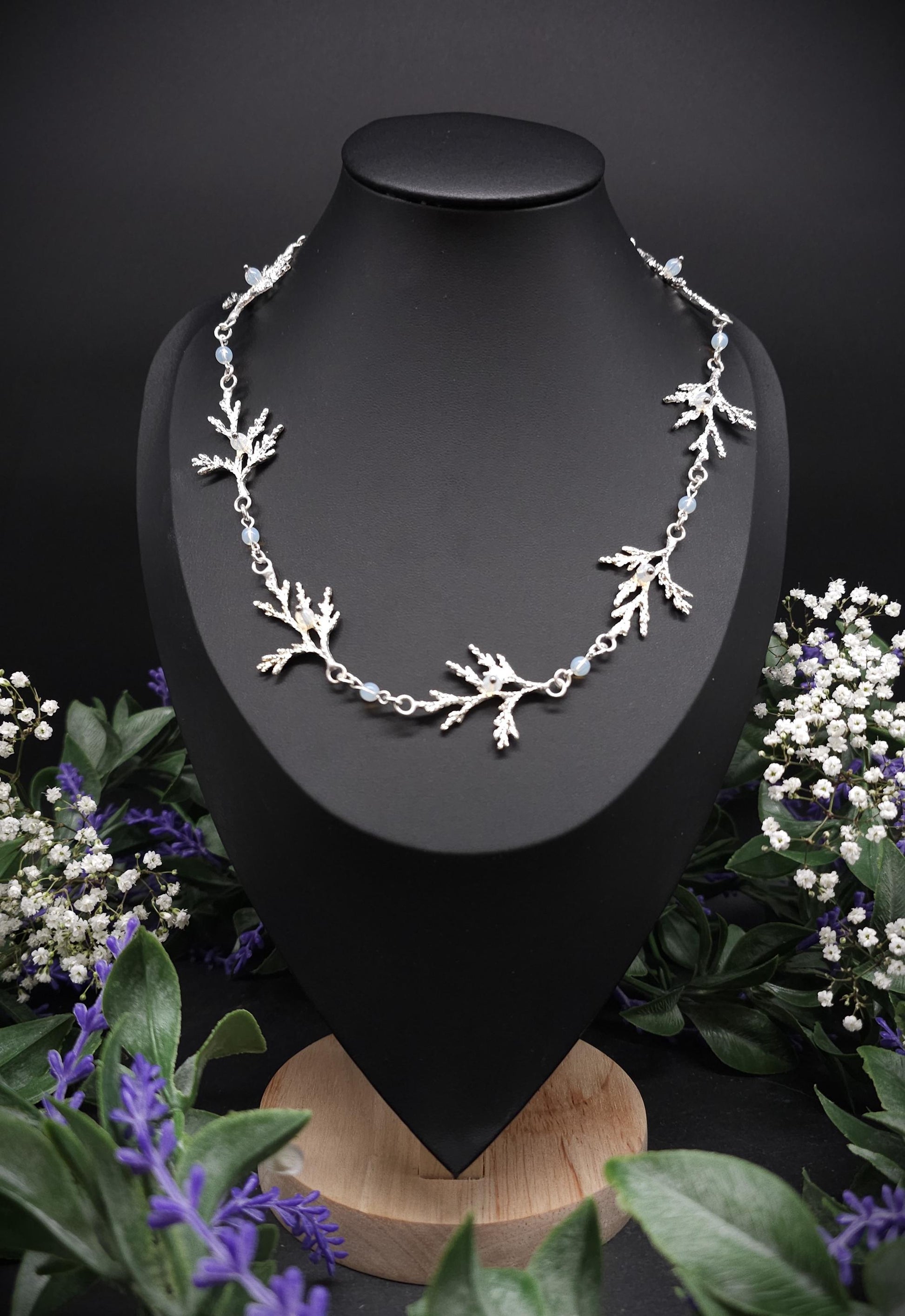 Zweig-Halskette mit Opalithperlen – Collier mit Naturmotiv, größenverstellbar – Eleganter Fantasy & Natur Schmuck
