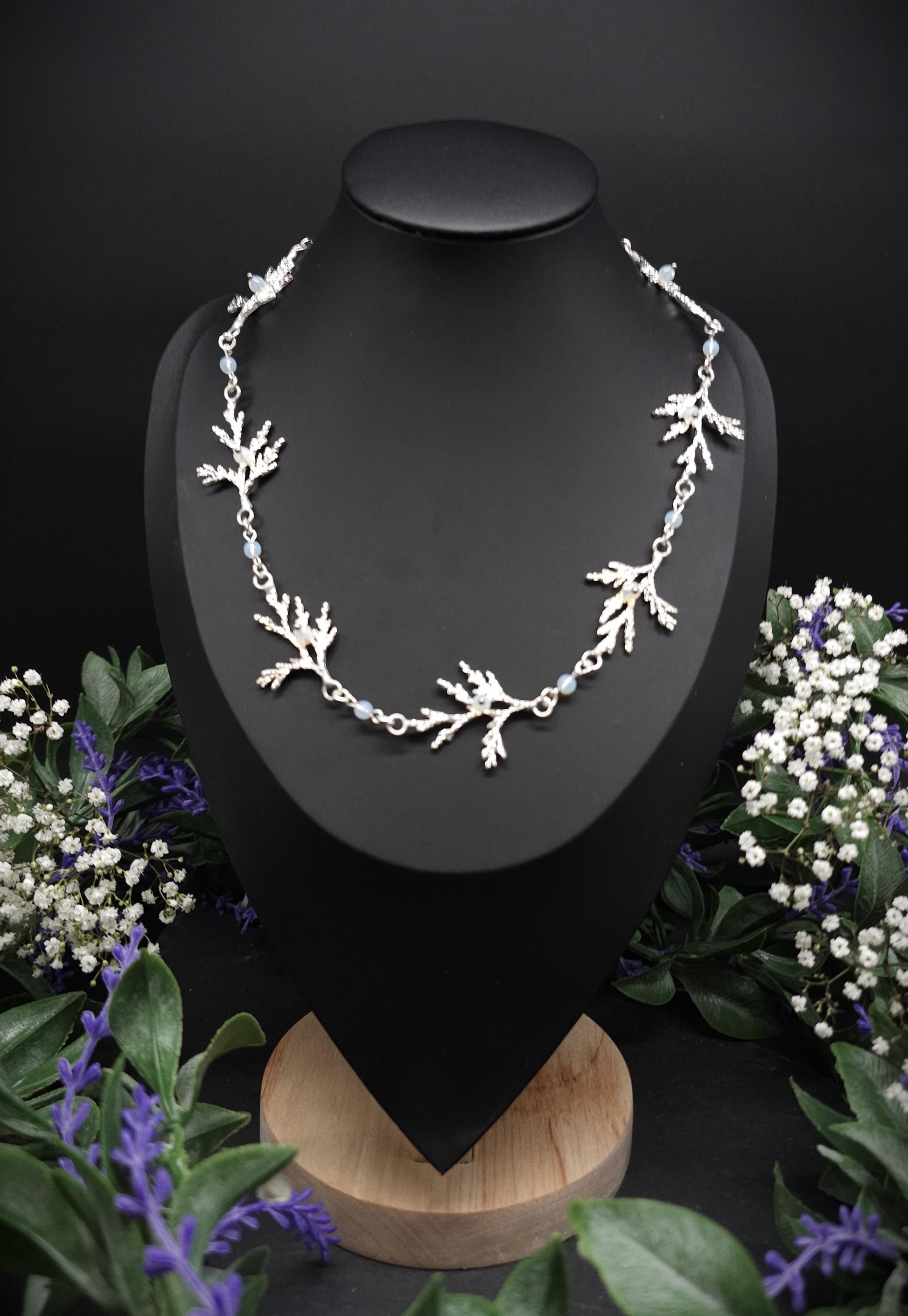 Zweig-Halskette mit Opalithperlen – Collier mit Naturmotiv, größenverstellbar – Eleganter Fantasy & Natur Schmuck