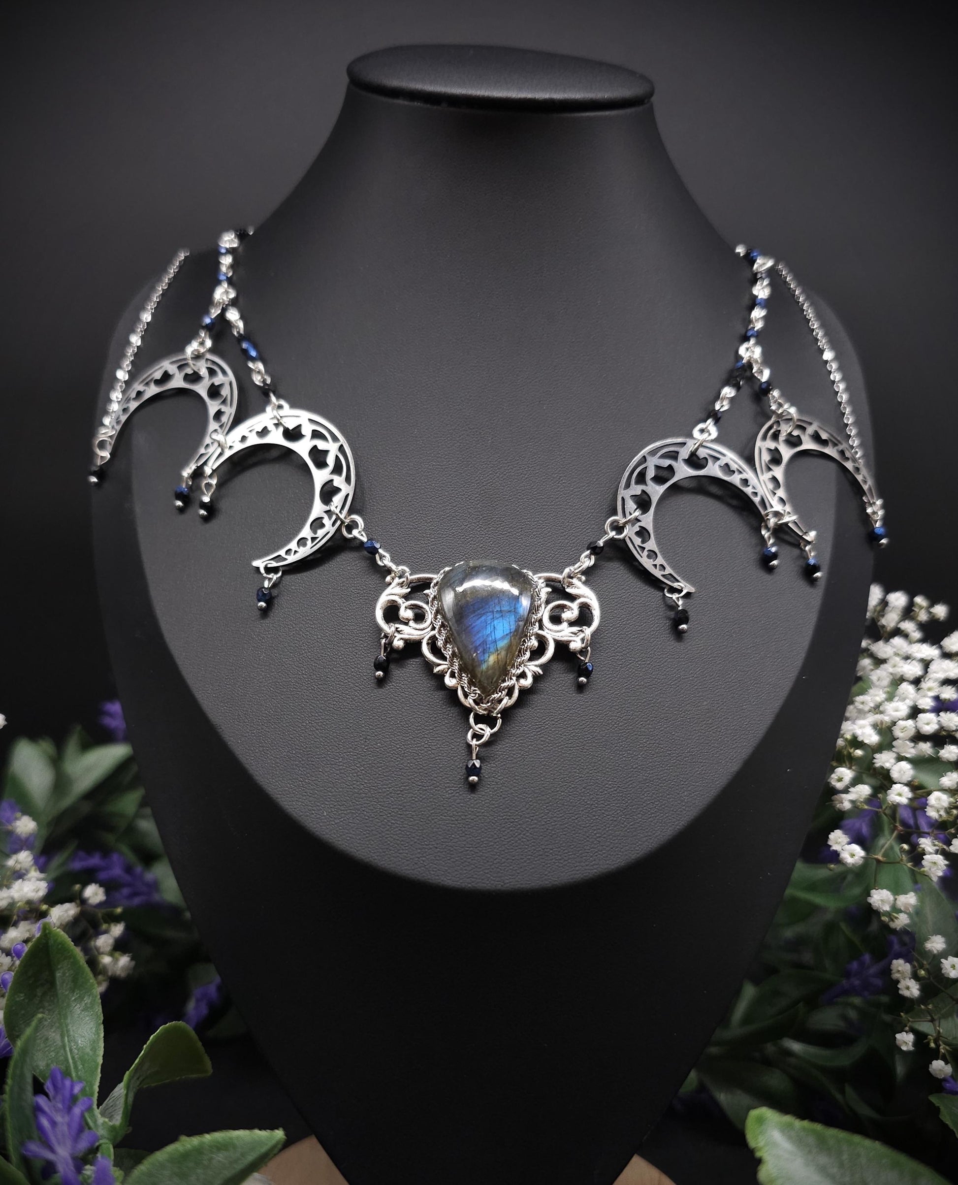 Collier mit blauem Labradorit - Edelstahlmonde - Größenverstellbare Halskette - Unikat