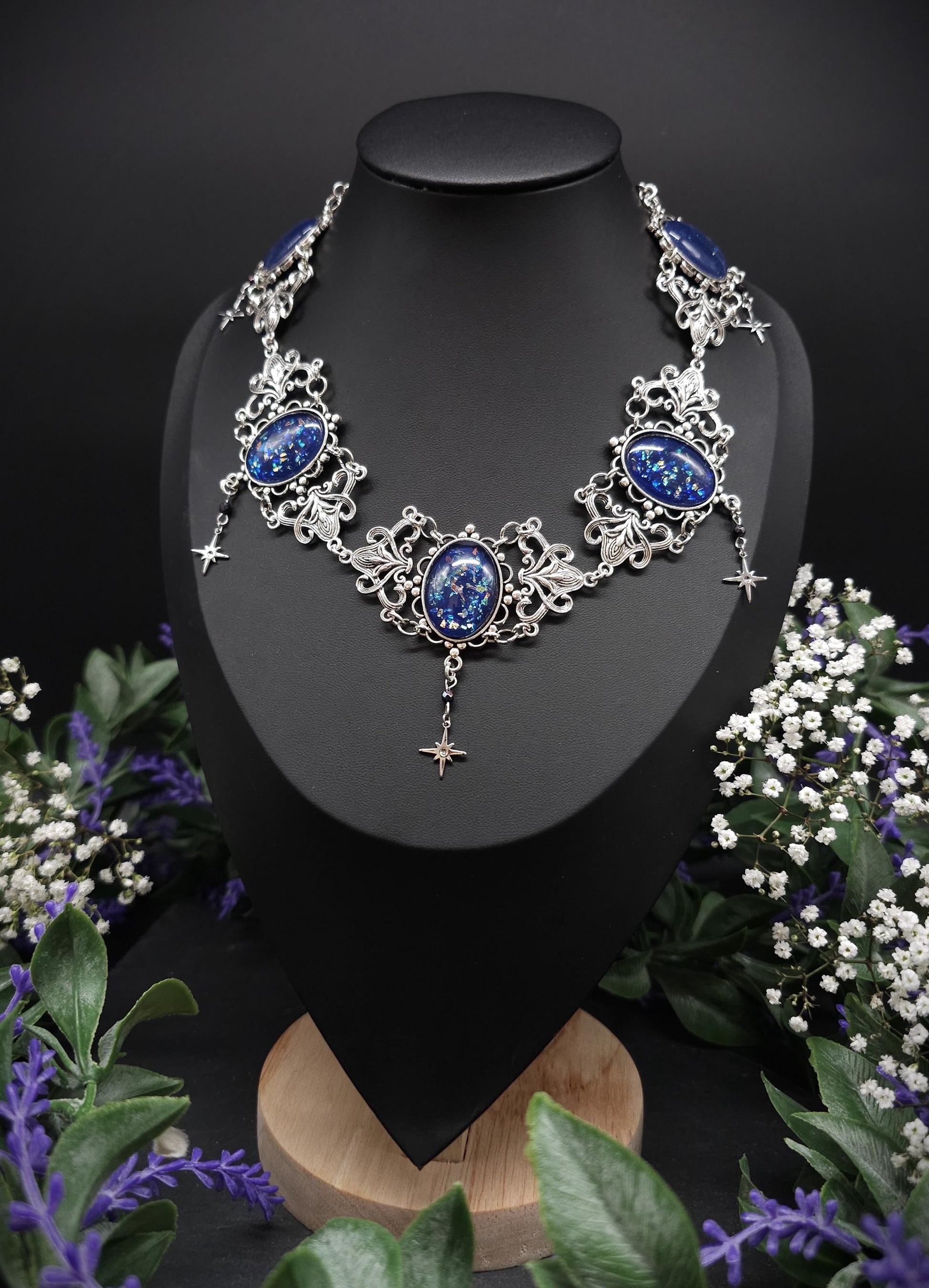 Art Nouveau Halskette- handbemalte blaue Glascabochons - Größenverstellbares Collier