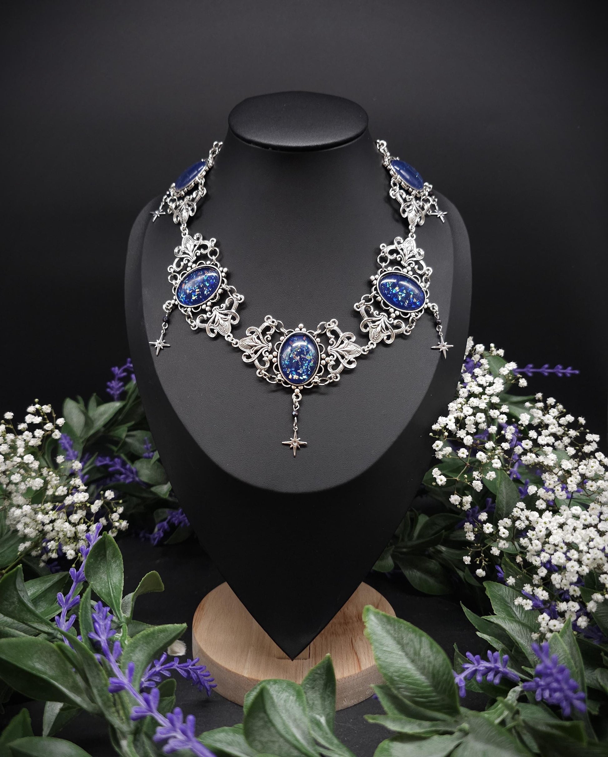 Art Nouveau Halskette- handbemalte blaue Glascabochons - Größenverstellbares Collier