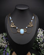 Art Nouveau Collier mit Opalith Cabochon & Perlen - Elfischer Jugendstil Schmuck - Größenverstellbare Halskette