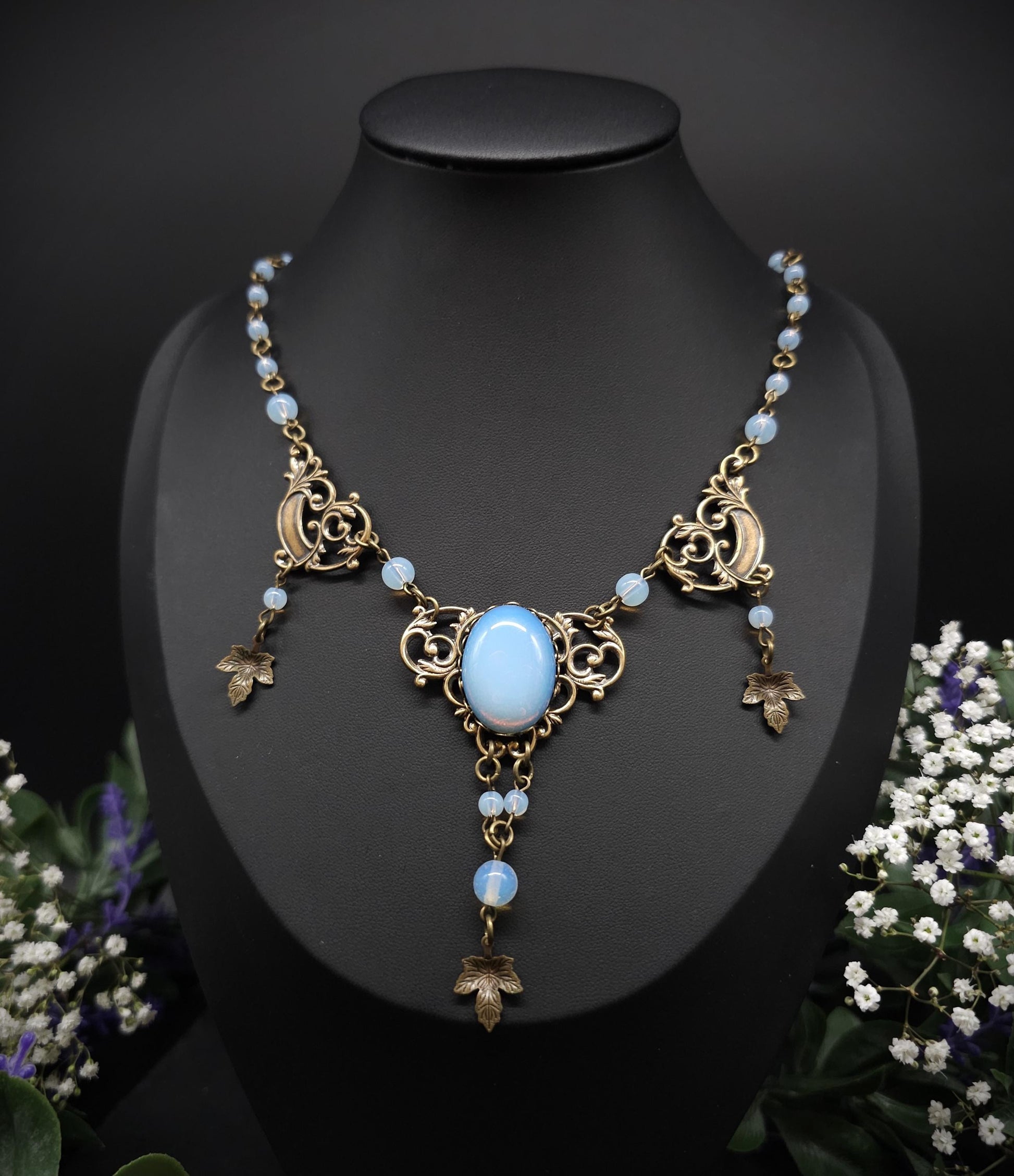 Bronzefarbenes Art Nouveau Collier - Opalithperlen & Blattanhängern - Größenverstellbare Jugendstil Halskette - romantischer Schmuck