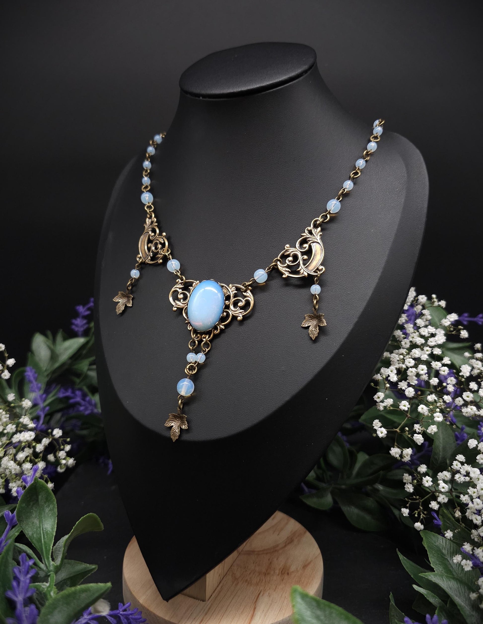 Bronzefarbenes Art Nouveau Collier - Opalithperlen & Blattanhängern - Größenverstellbare Jugendstil Halskette - romantischer Schmuck