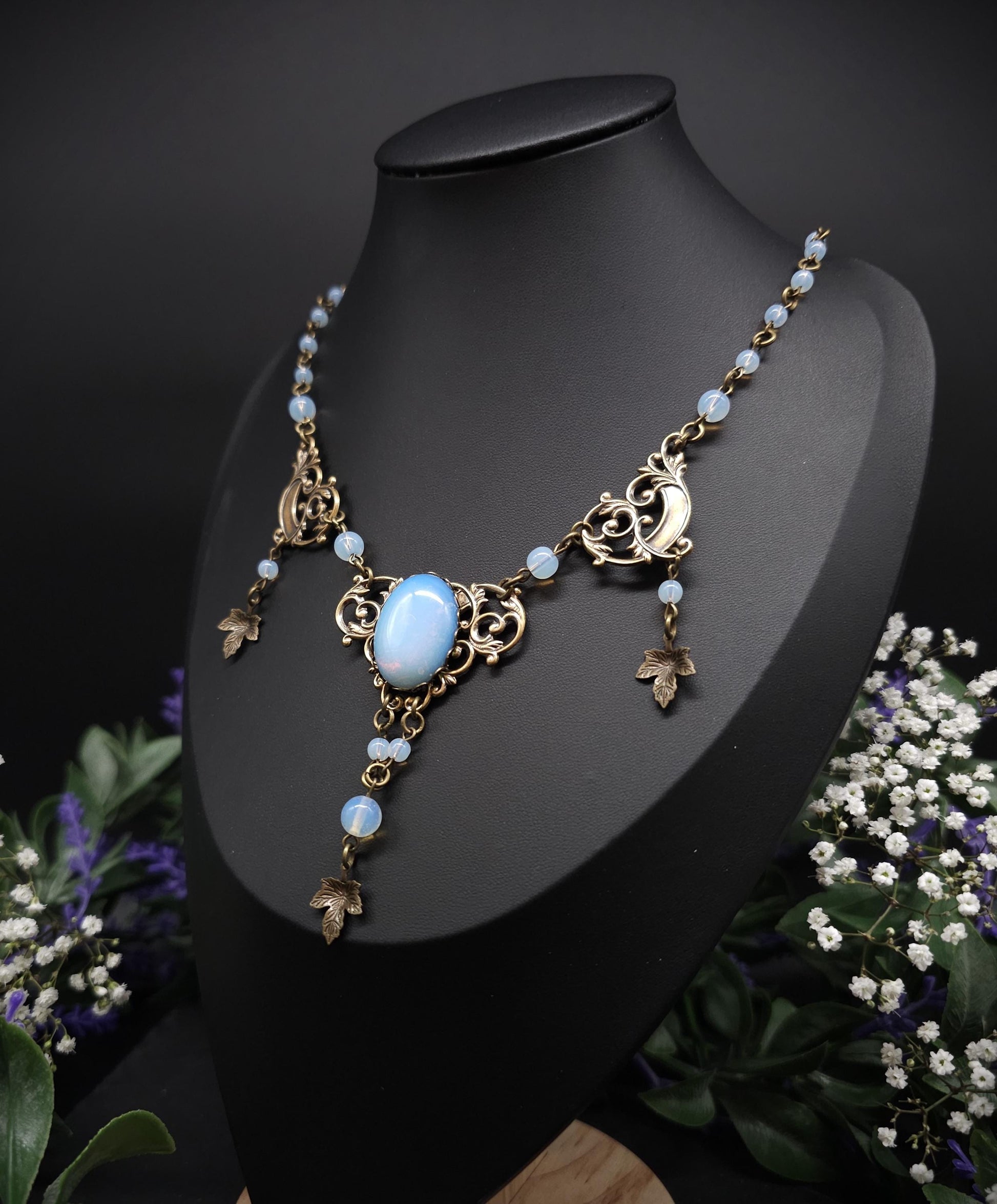 Bronzefarbenes Art Nouveau Collier - Opalithperlen & Blattanhängern - Größenverstellbare Jugendstil Halskette - romantischer Schmuck