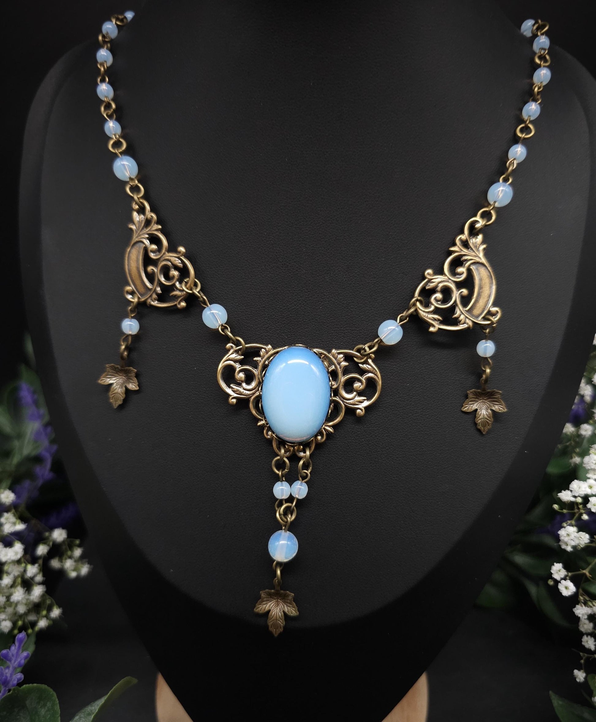 Bronzefarbenes Art Nouveau Collier - Opalithperlen & Blattanhängern - Größenverstellbare Jugendstil Halskette - romantischer Schmuck