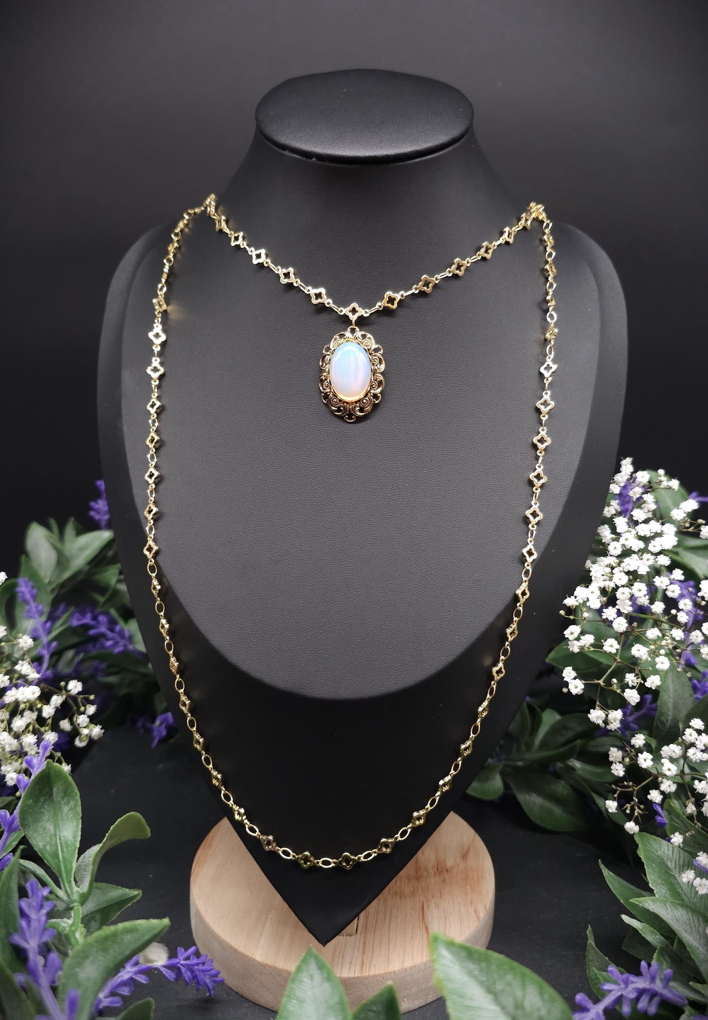 Goldfarbene Renaissance / Jugendstil Halskette mit Opalith Cabochon – Tudor-inspiriertes Collier, größenverstellbar