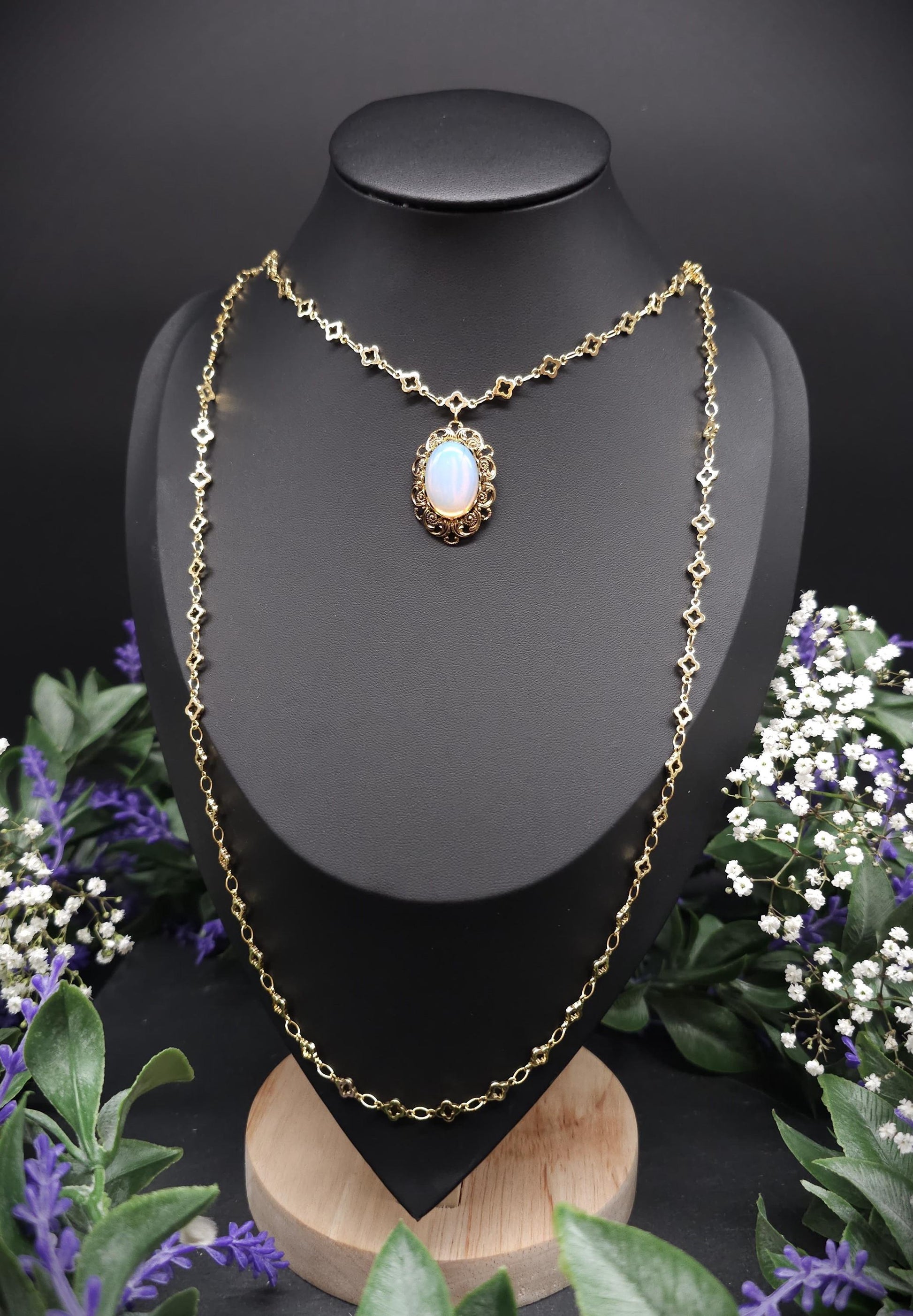 Goldfarbene Renaissance / Jugendstil Halskette mit Opalith Cabochon – Tudor-inspiriertes Collier, größenverstellbar