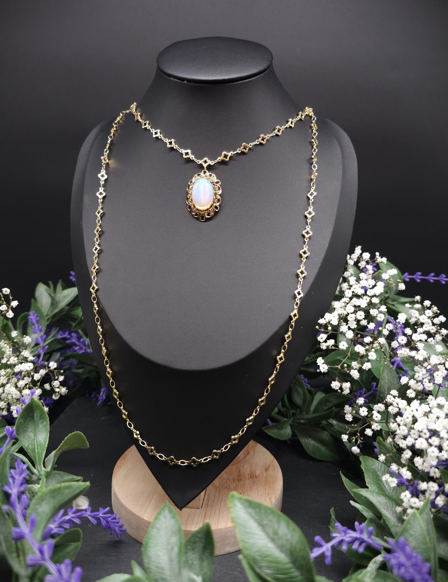 Goldfarbene Renaissance / Jugendstil Halskette mit Opalith Cabochon – Tudor-inspiriertes Collier, größenverstellbar