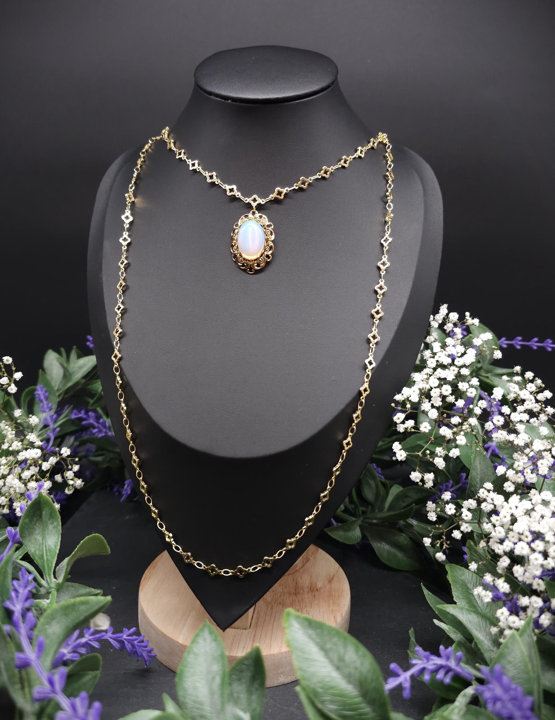 Goldfarbene Renaissance / Jugendstil Halskette mit Opalith Cabochon – Tudor-inspiriertes Collier, größenverstellbar