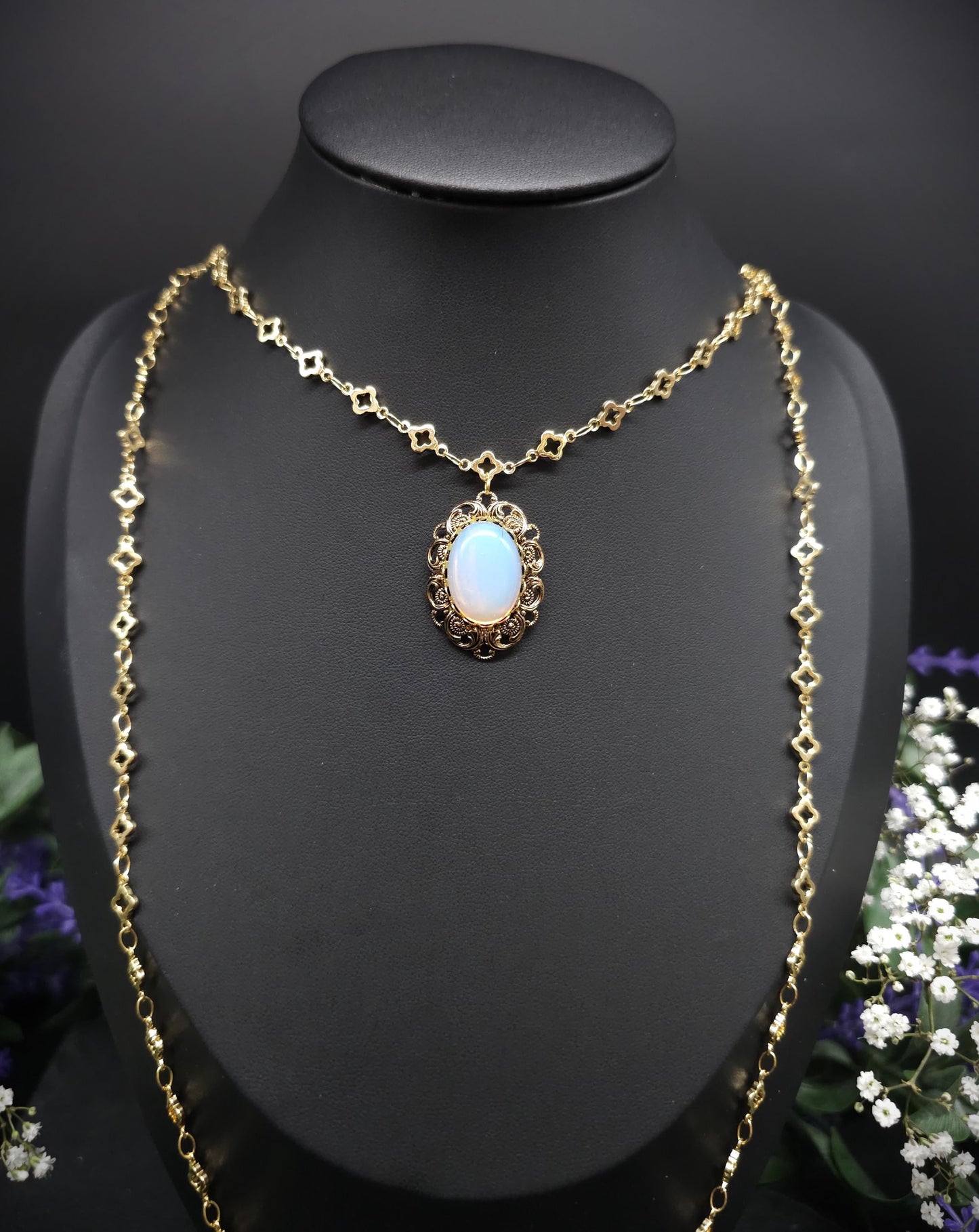 Goldfarbene Renaissance / Jugendstil Halskette mit Opalith Cabochon – Tudor-inspiriertes Collier, größenverstellbar