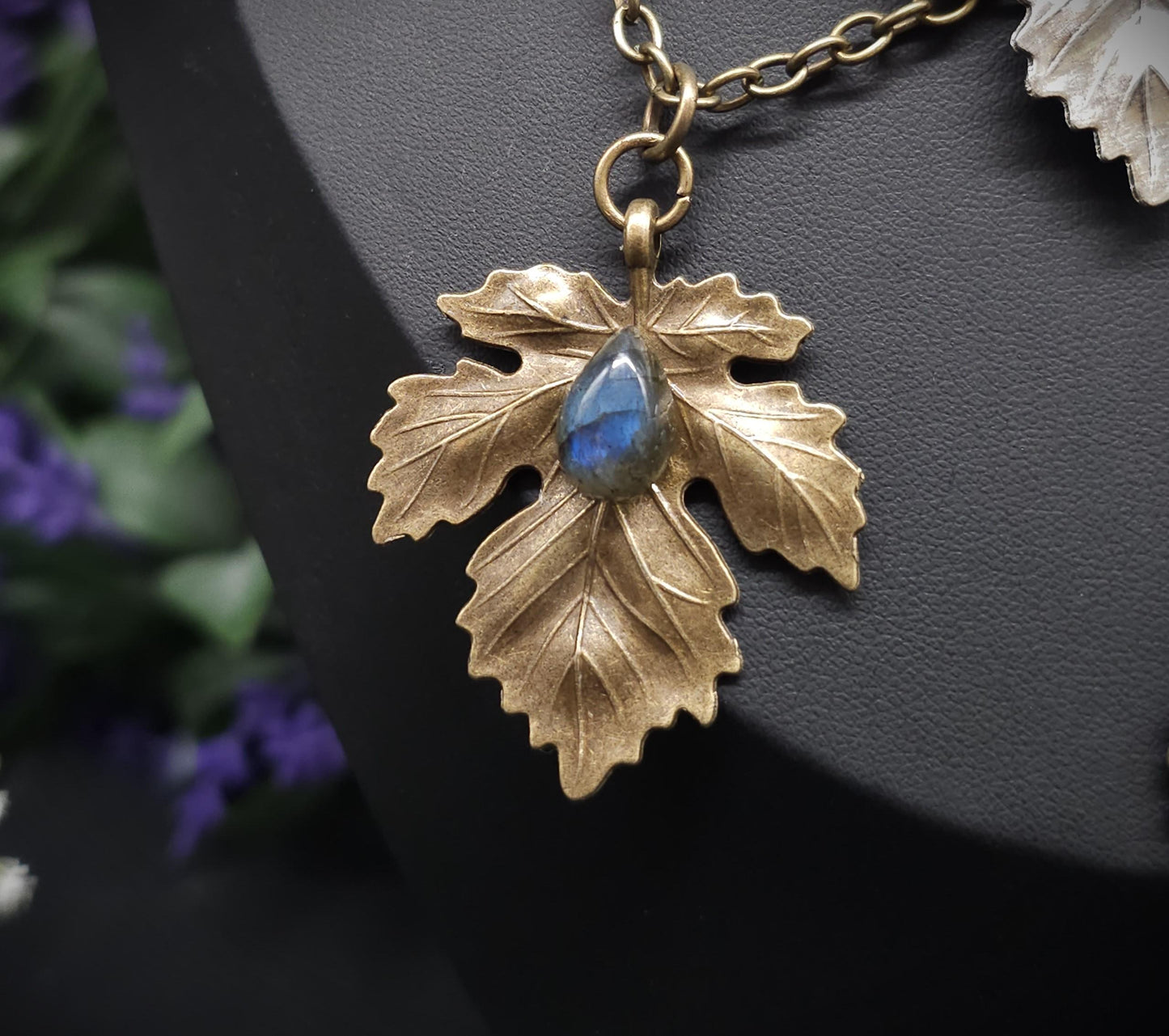 Zarte Blatt Halskette – Varianten: Labradorit und Opalith – Natur & Elfen inspirierter Schmuck, bronzefarben oder silberfarben