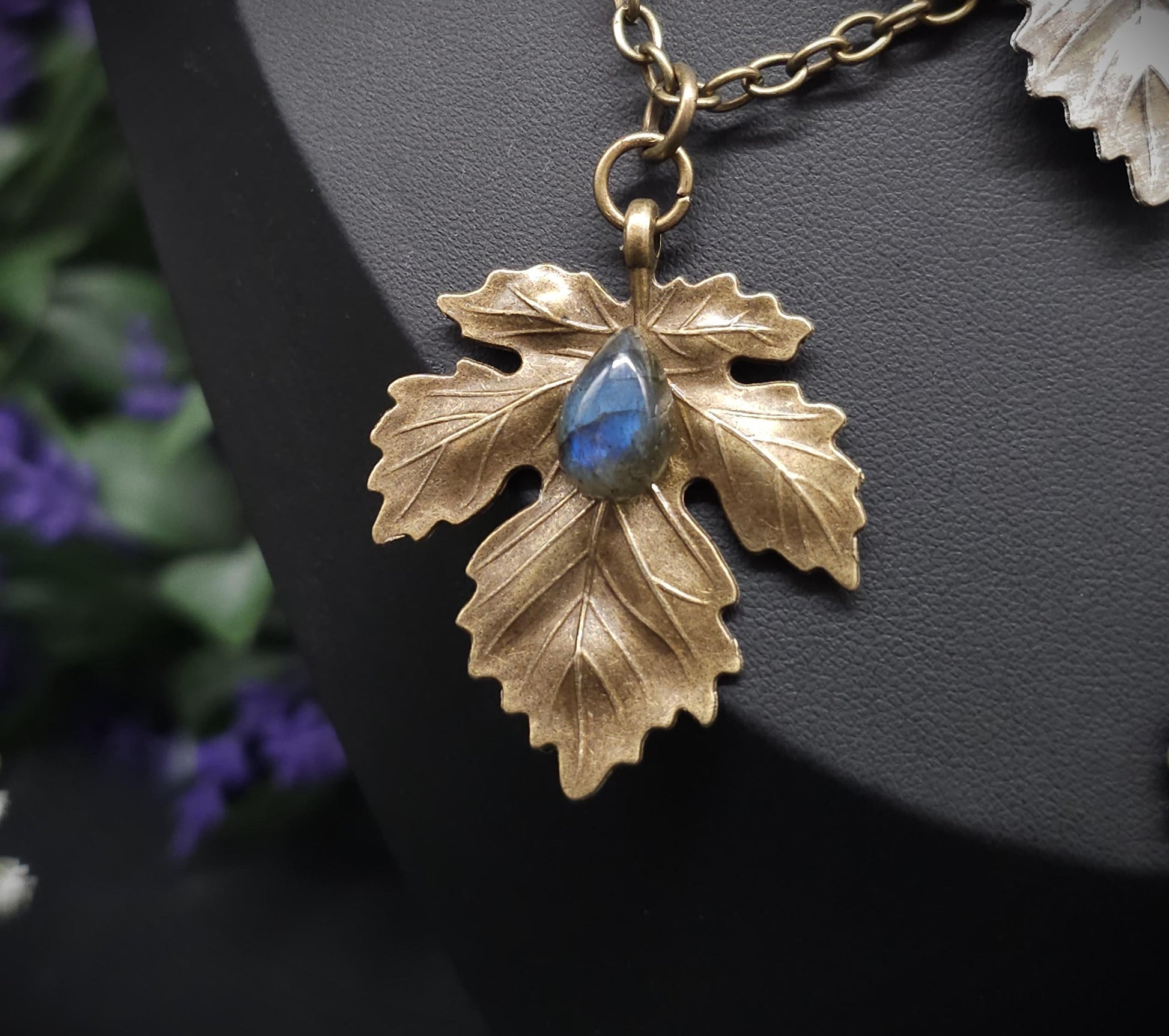 Zarte Blatt Halskette – Varianten: Labradorit und Opalith – Natur & Elfen inspirierter Schmuck, bronzefarben oder silberfarben