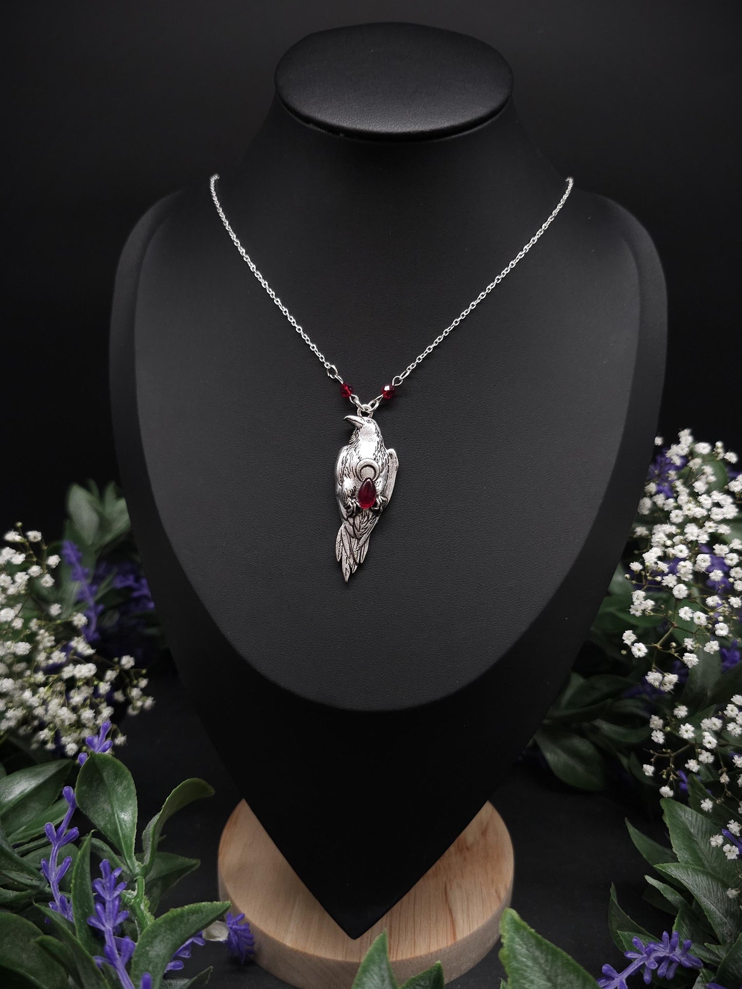 Krähen Halskette mit weinrotem Glasstein – Silberner Witchy / Pagan Schmuck - Gothic Collier