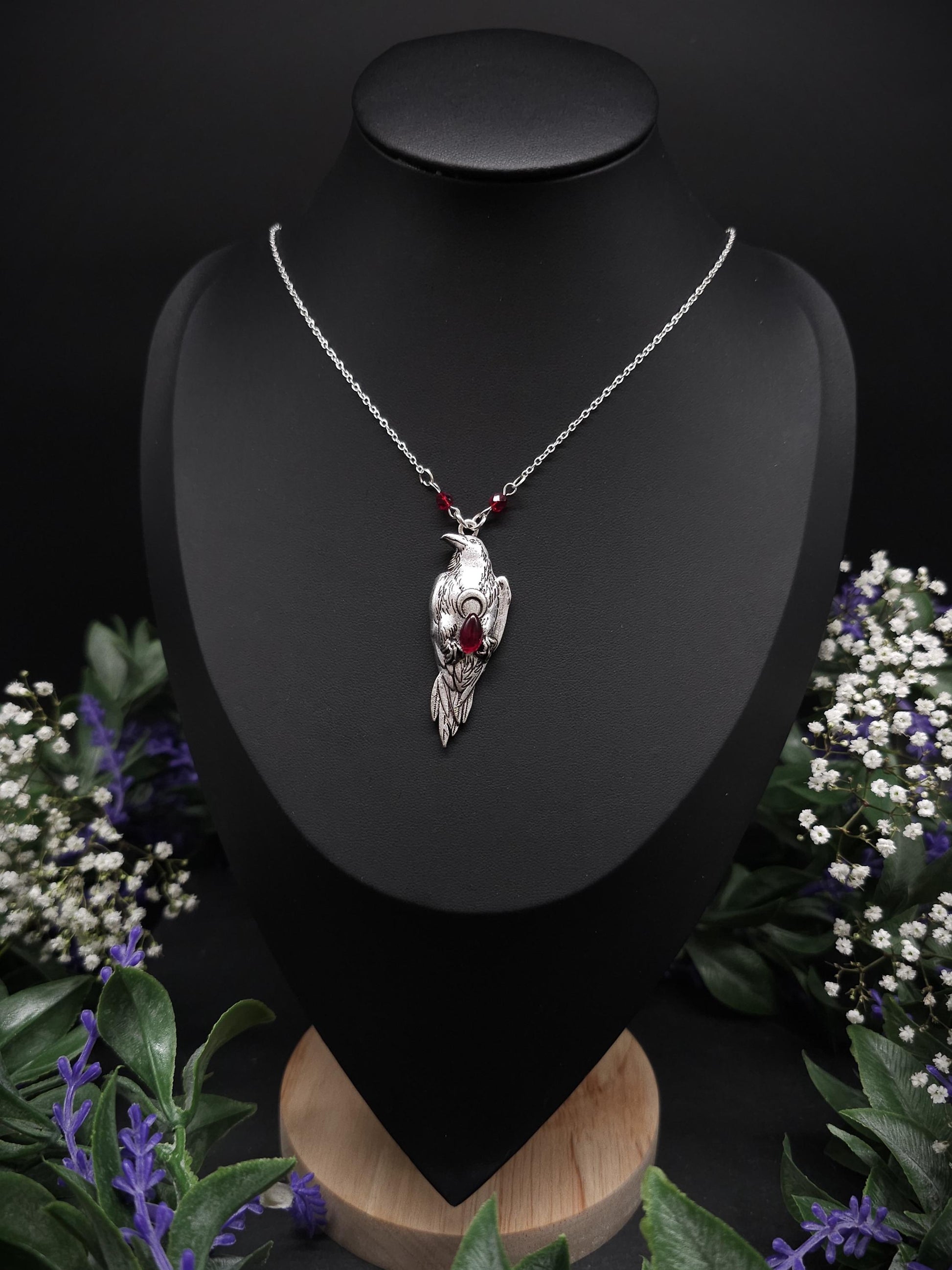 Krähen Halskette mit weinrotem Glasstein – Silberner Witchy / Pagan Schmuck - Gothic Collier