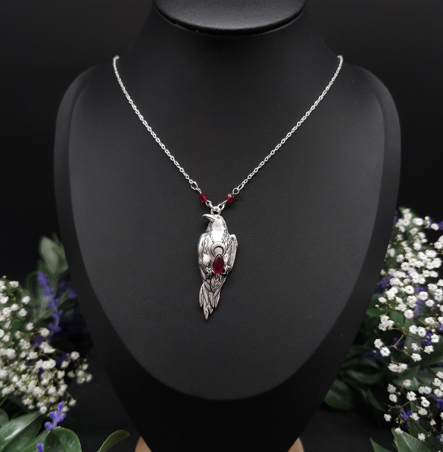 Krähen Halskette mit weinrotem Glasstein – Silberner Witchy / Pagan Schmuck - Gothic Collier