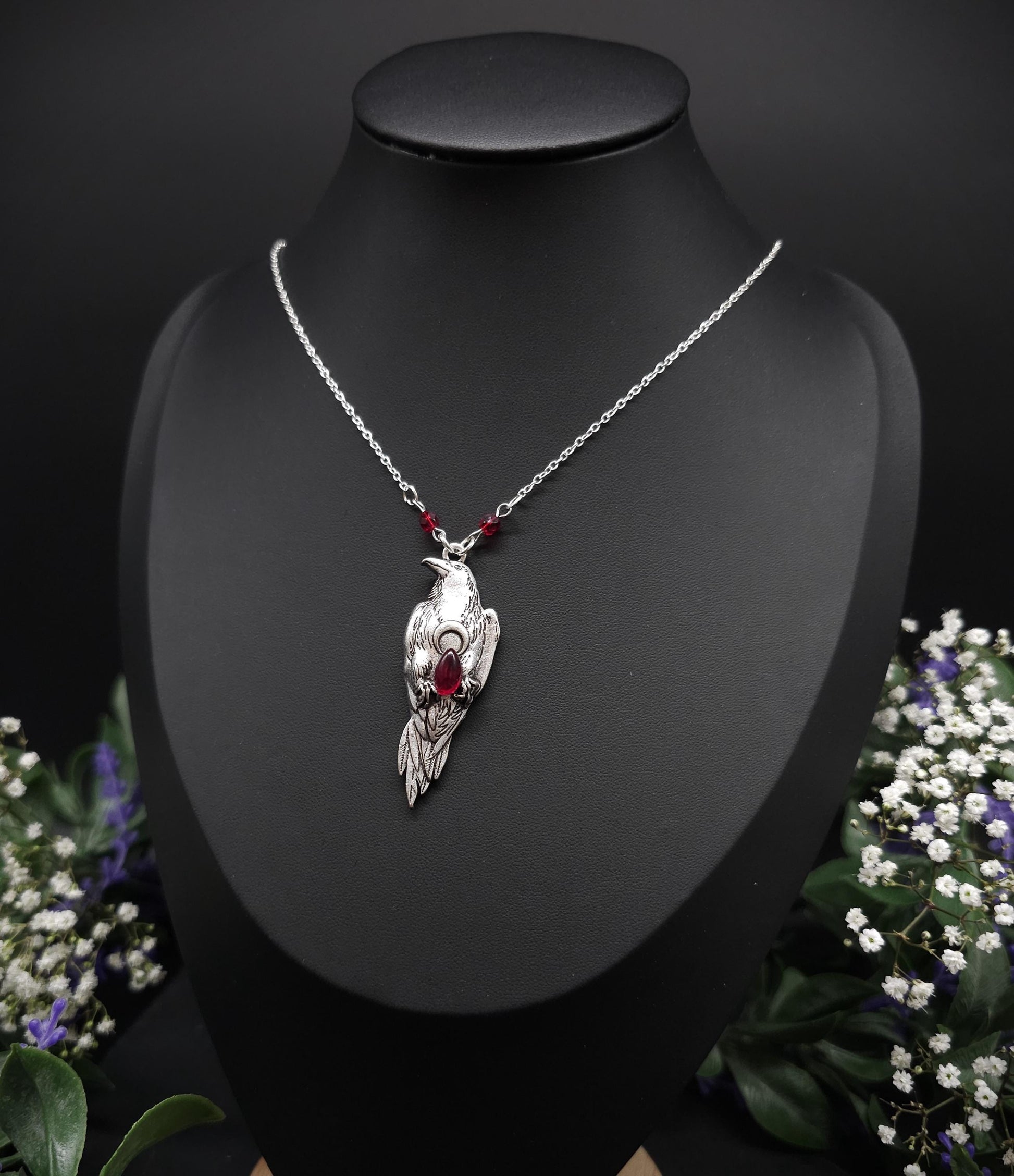 Krähen Halskette mit weinrotem Glasstein – Silberner Witchy / Pagan Schmuck - Gothic Collier