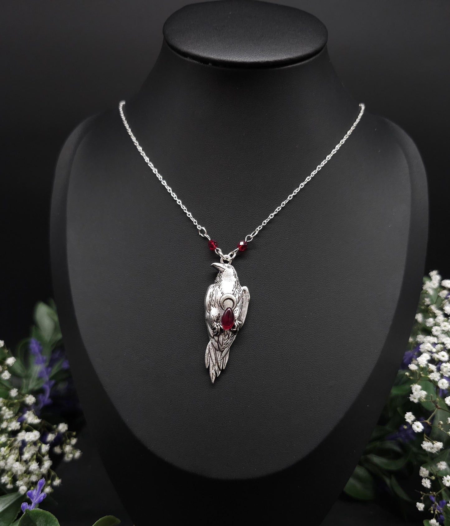 Krähen Halskette mit weinrotem Glasstein – Silberner Witchy / Pagan Schmuck - Gothic Collier